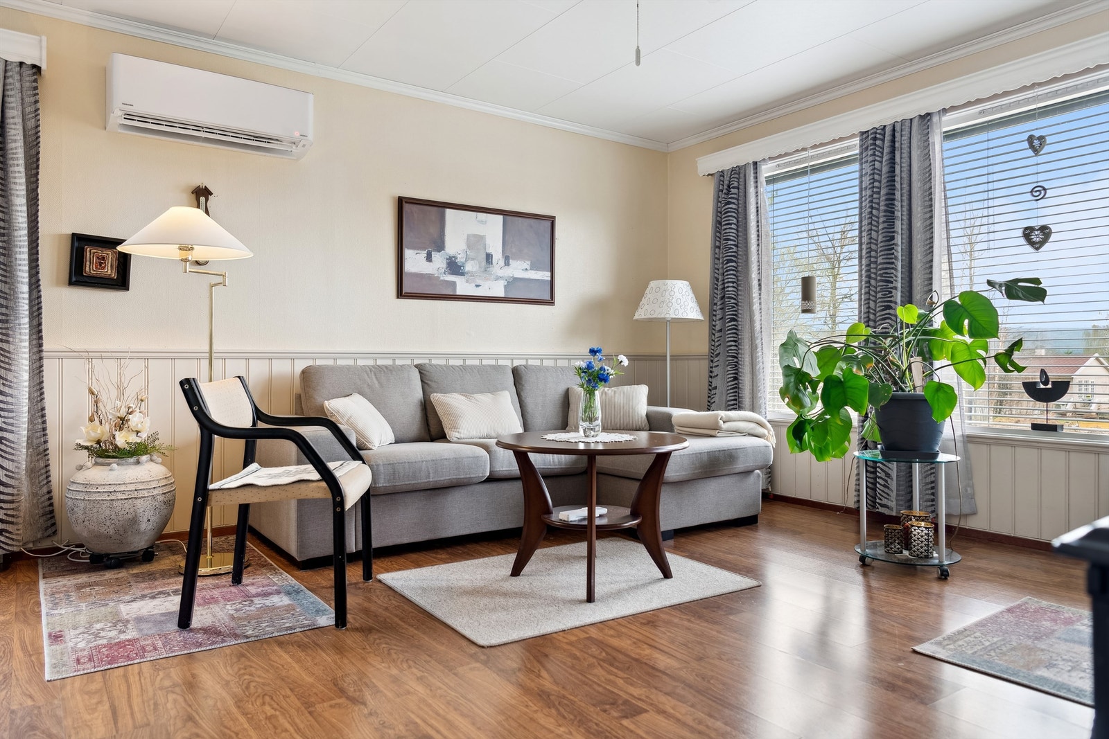 Romslig stue med god plass til både sofagruppe og spisestue. Utgang til terrasse Galleribilde