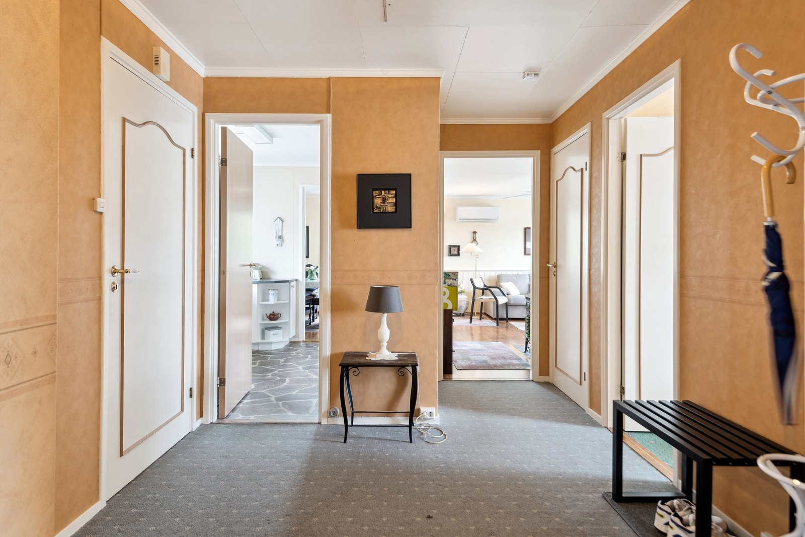 Boligen inneholder stue, kjøkken, bad, vaskerom, separat toalettrom, gang, vindfang og to soverom. Kjeller med hele fire boder, som gir gode oppbevaringsmuligheter. Galleribilde