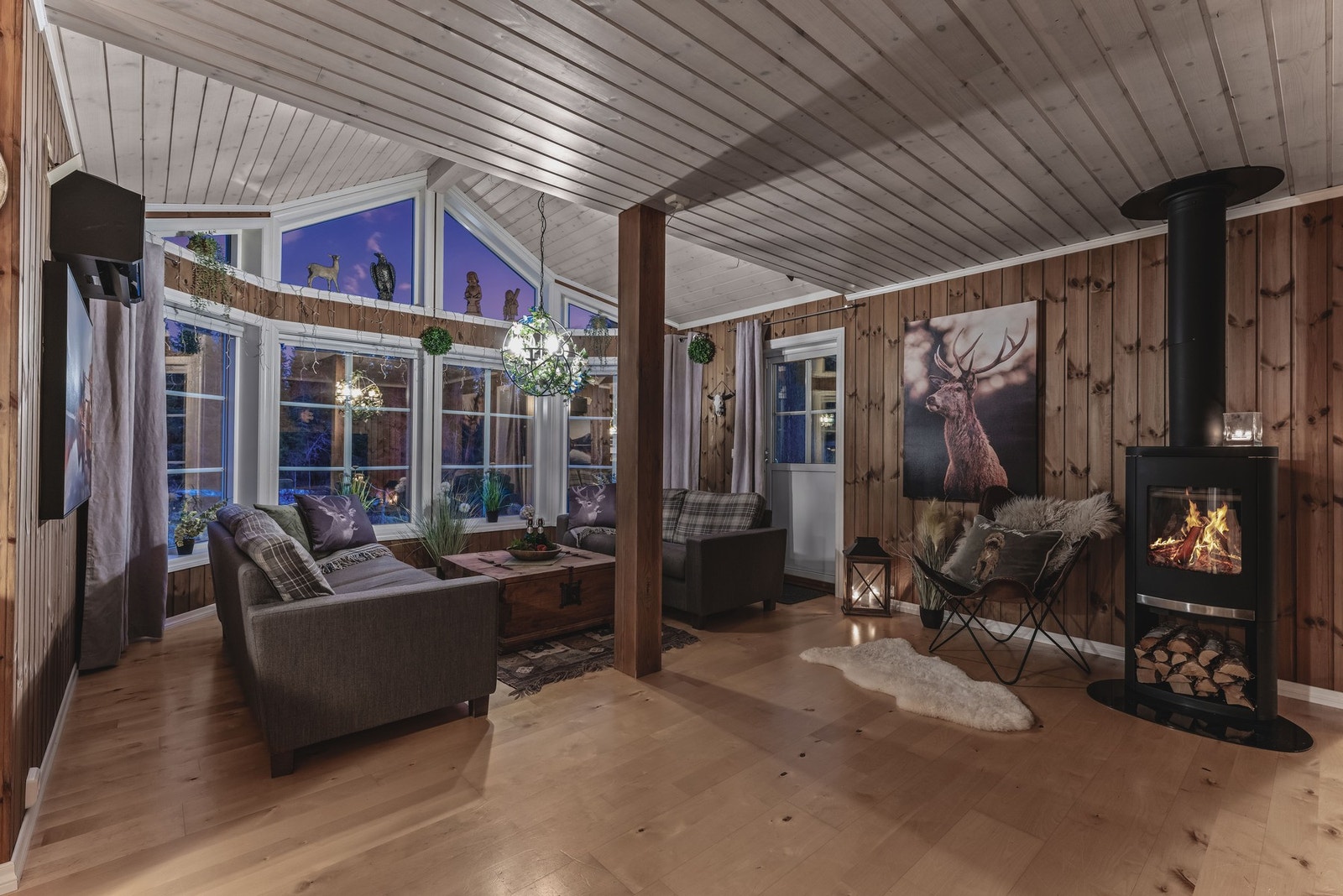 Når kvelden senker seg, fylles stua med lun varme og hyggelig stemning - et perfekt sted å finne ro og nyte øyeblikket. Galleribilde