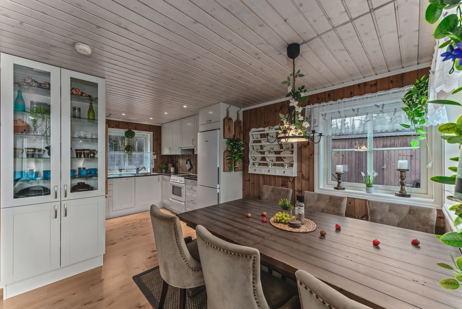 Her er det god plass til spisebord med rom for både familie og gjester. Galleribilde