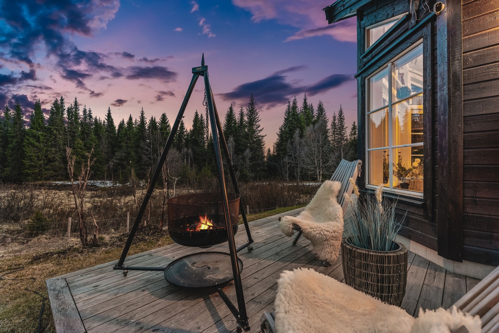 Fra stua har du direkte utgang til en stor og solrik terrasse med god plass til sittegrupper, bålpanne og lange kvelder i frisk fjelluft. Galleribilde