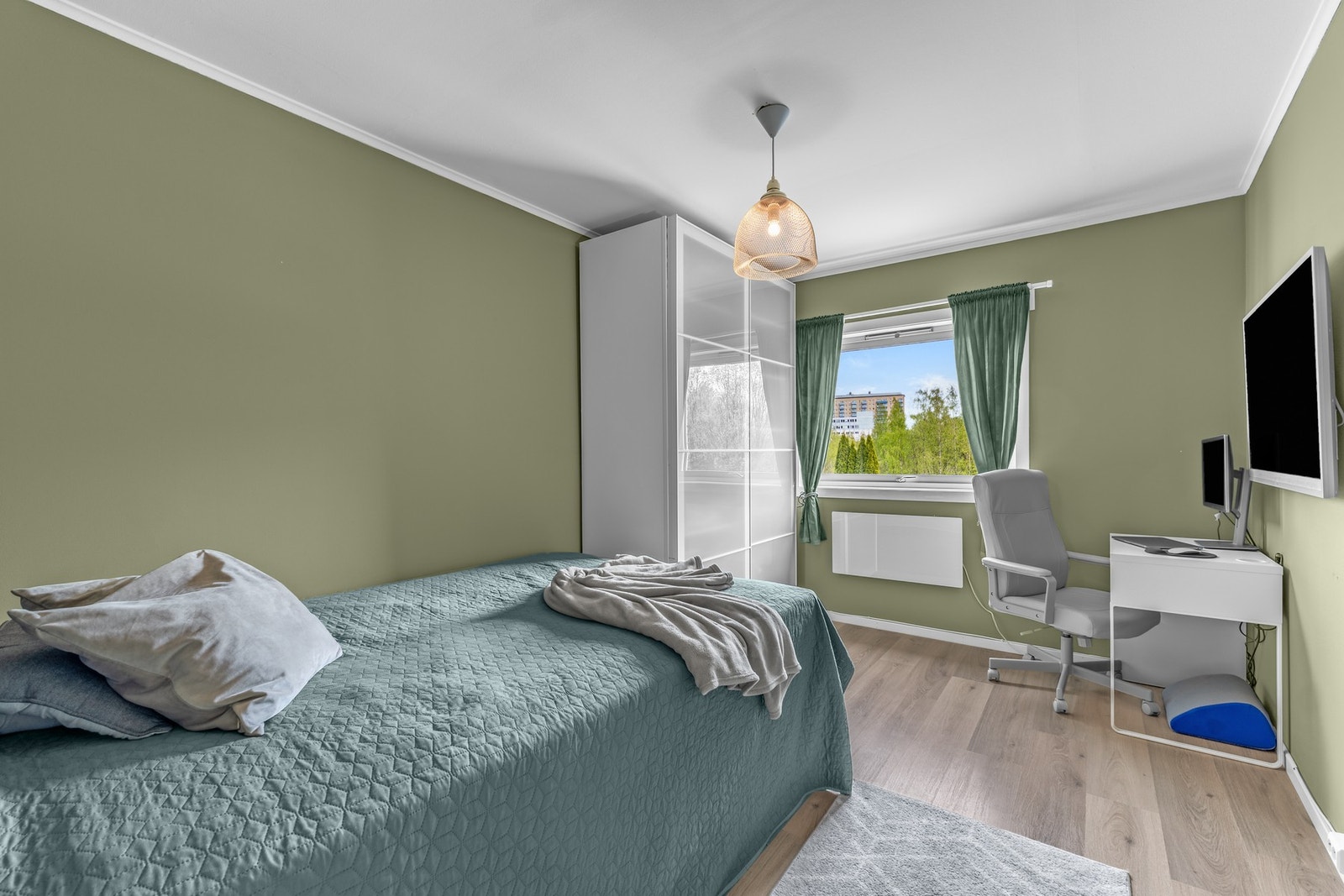 Hovedsoverommet har grønne vegger, plass til stor seng og mulighet for kontorpult. Galleribilde