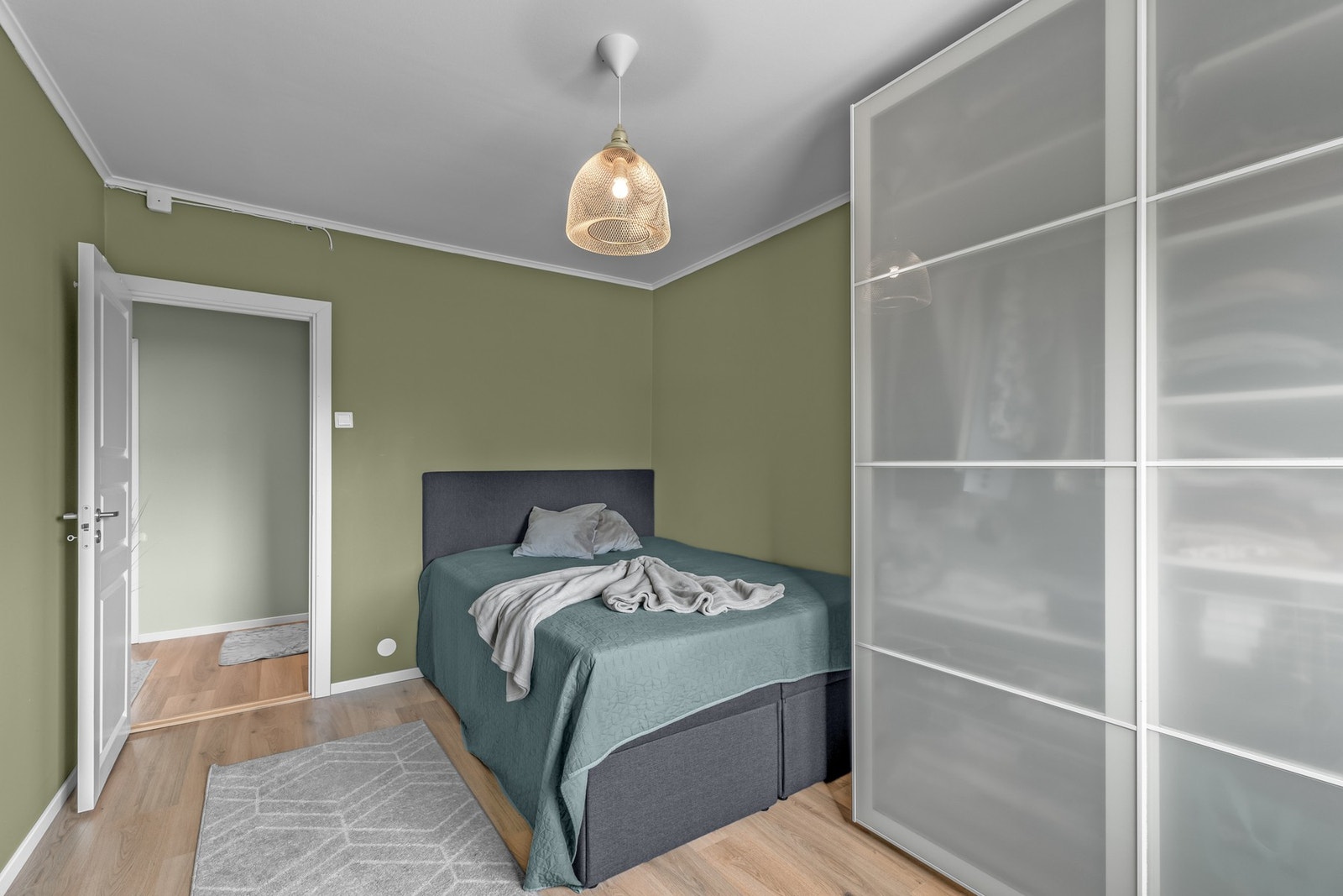 Alle tre soverom har laminat på gulv og godt med plass. Galleribilde