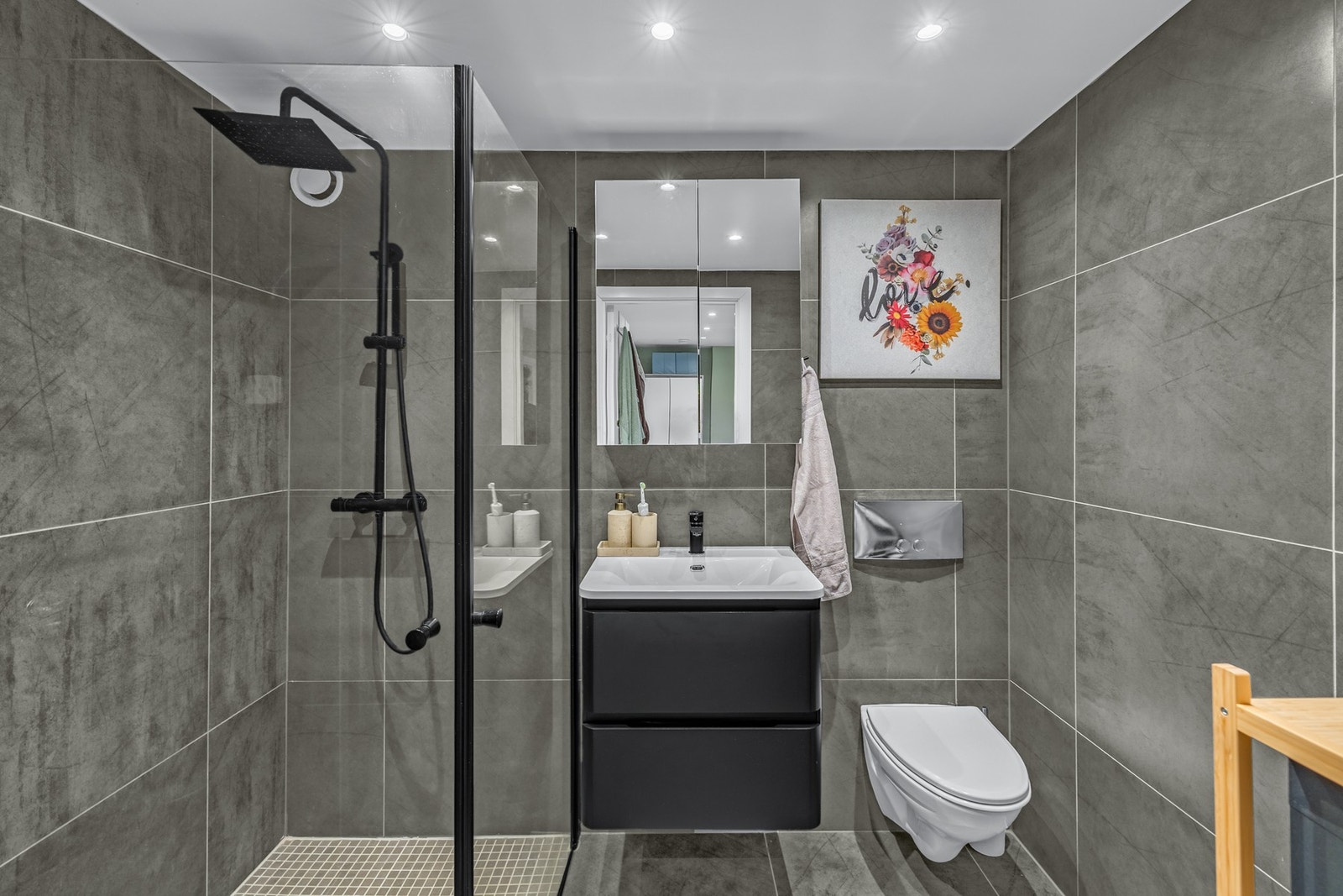 Badet ble flislagt på nytt i 2020 og fremstår som moderne og stilrent. Hovedkonstruksjonen til badet er fra 2004. Galleribilde