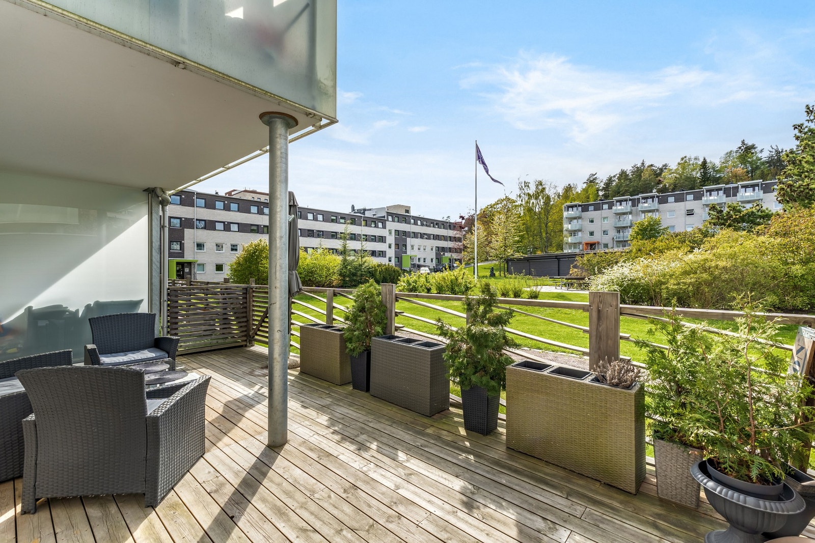 Utgangen fra stuen leder til en stor terrasse på 20,5 kvm - et perfekt sted for avslapping og hygge. Galleribilde