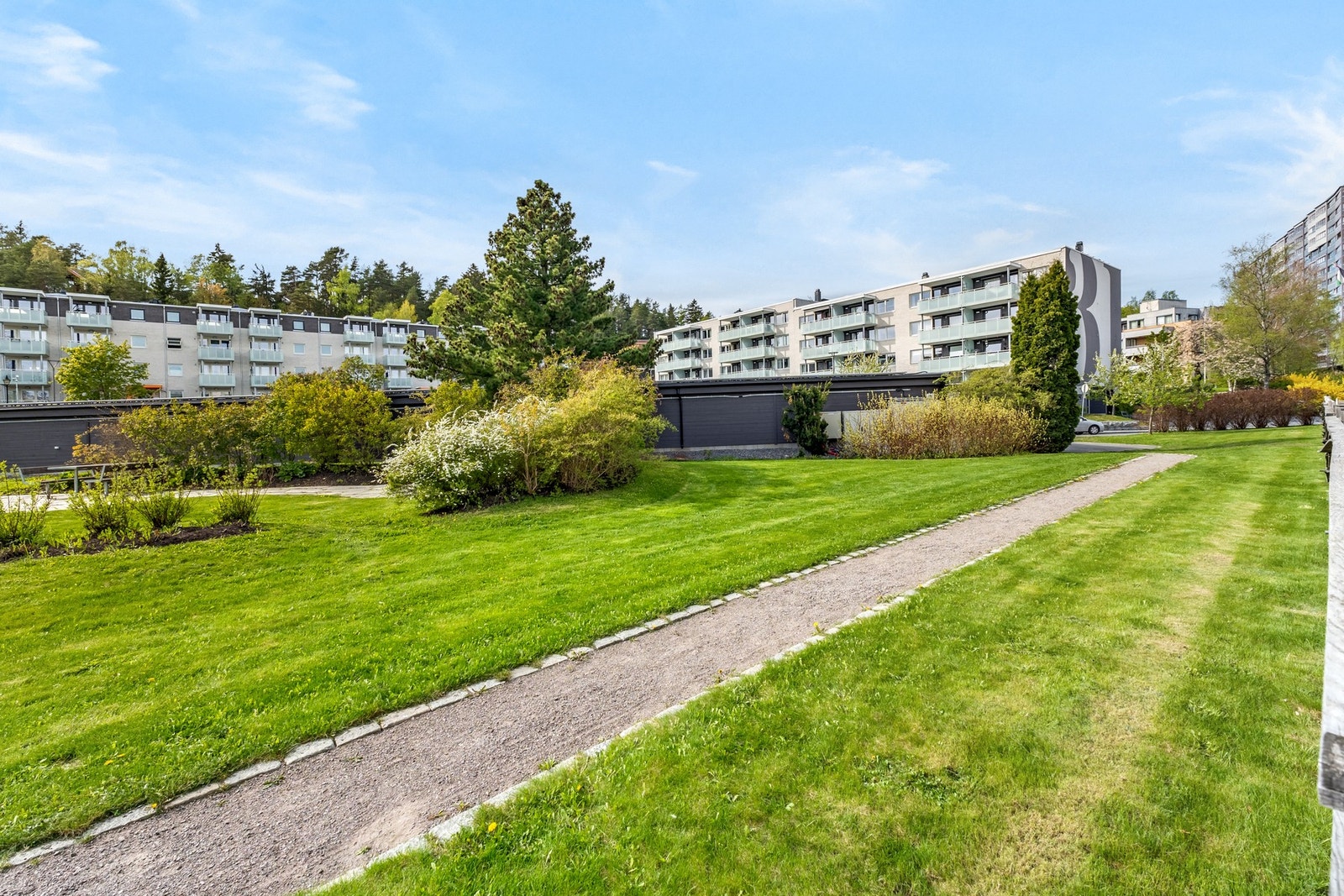 Terrasseplassen vender ut mot rolige omgivelser i borettslaget. Galleribilde