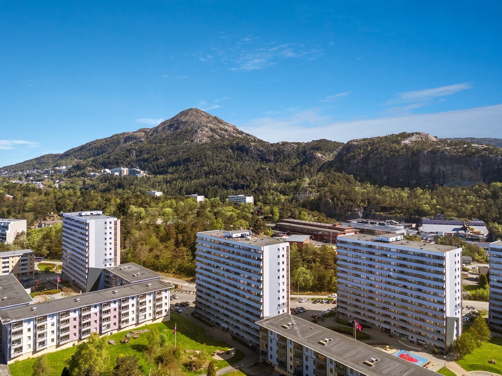 Området byr på et rikt utvalg av turområder, treningsfasiliteter og badeplasser. Galleribilde