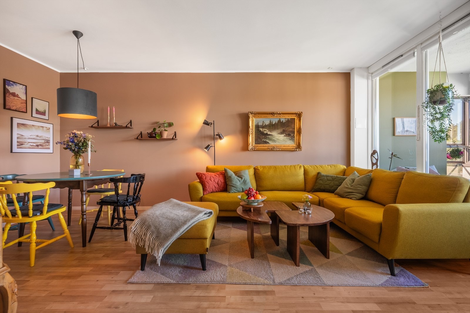 Stor stue med plass til stor sofagruppe og spisebord. Galleribilde