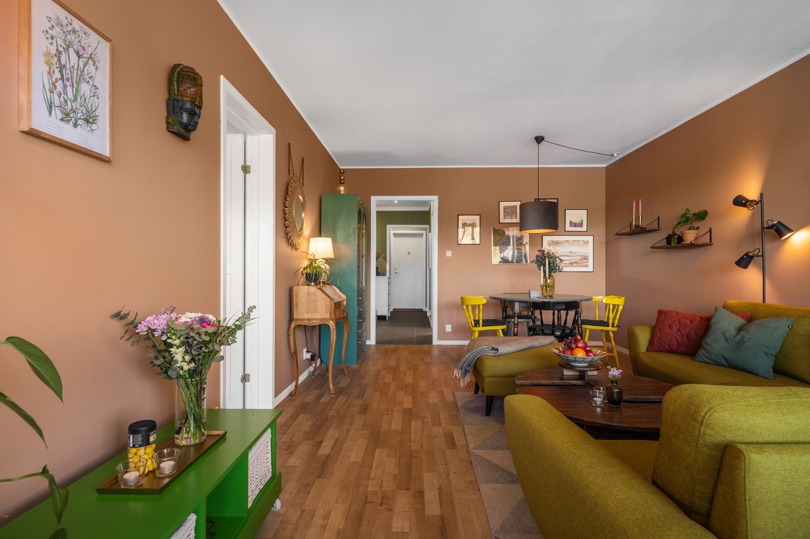 Stue med plass til stor sofagruppe og spisebord. Galleribilde