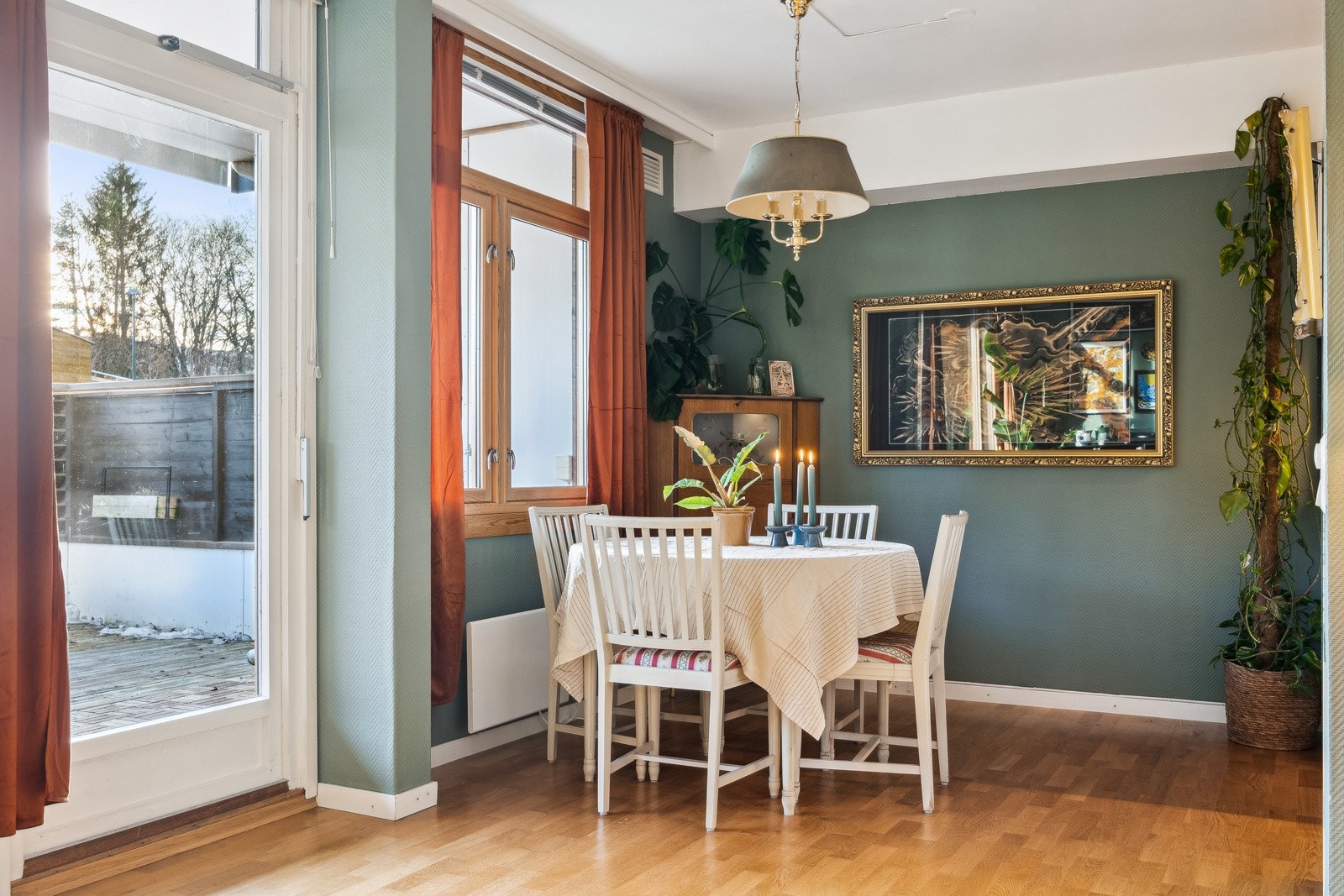 Stuen har en sosial planløsning som skaper naturlig plass til en større spisegruppe. Galleribilde