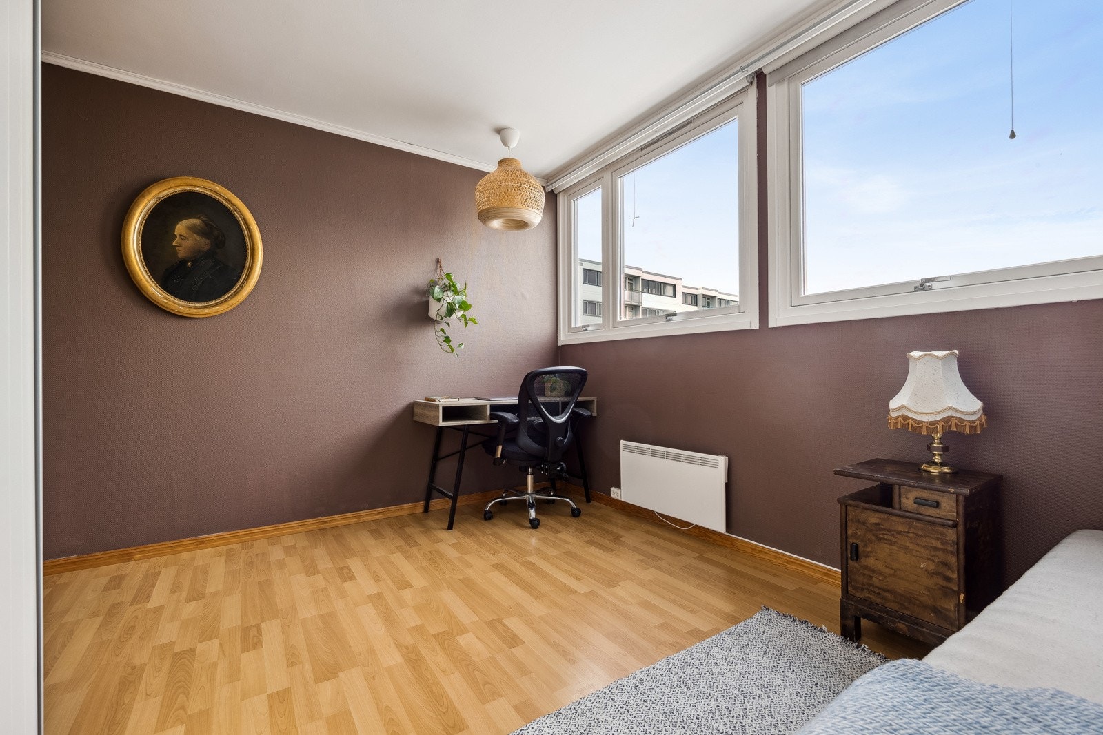 Lyst og fint soverom, kan enkelt møbleres etter ønske og behov. Galleribilde