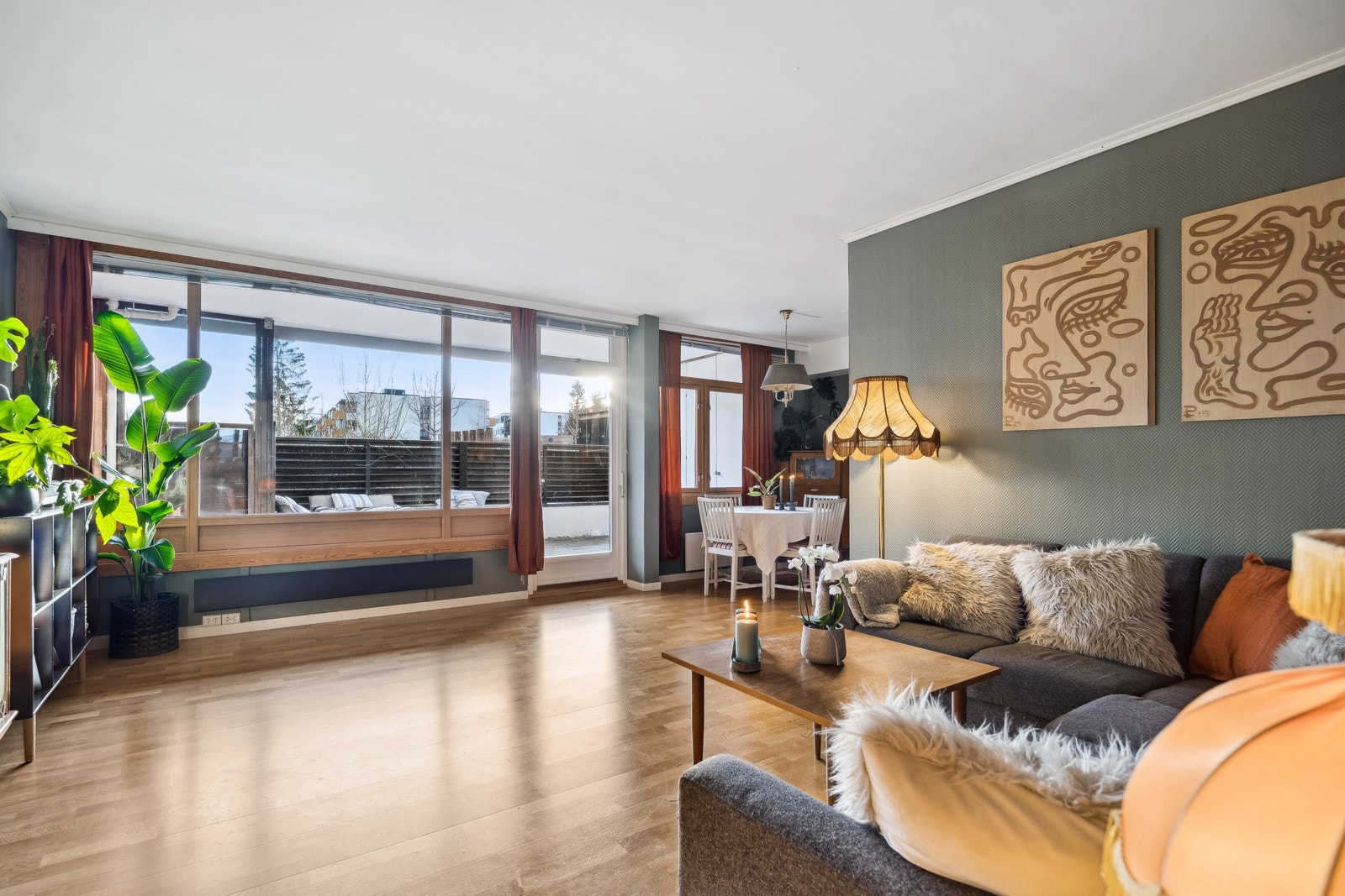 Stuen oppleves som lys og luftig. Store vindusflater gir godt med naturlig lysinnslipp. Galleribilde