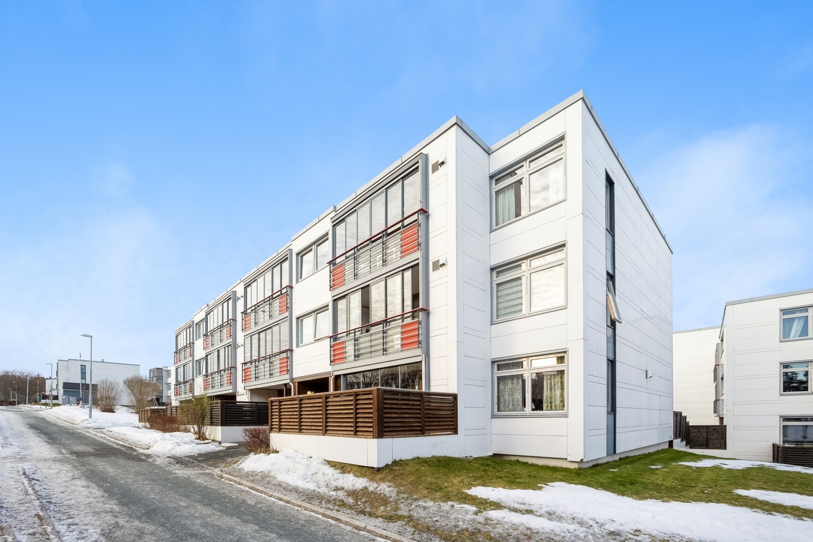 Fra boligen er det kort avstand til fine parkområder, turstier og bademuligheter. Galleribilde