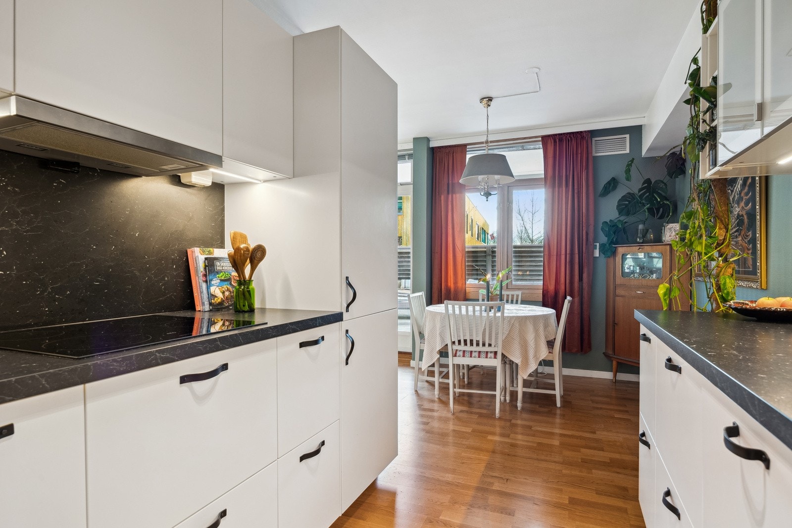 Et delikat og arealeffektivt kjøkken som er godt utbygget med skap, skuffer og benkeplass. Galleribilde