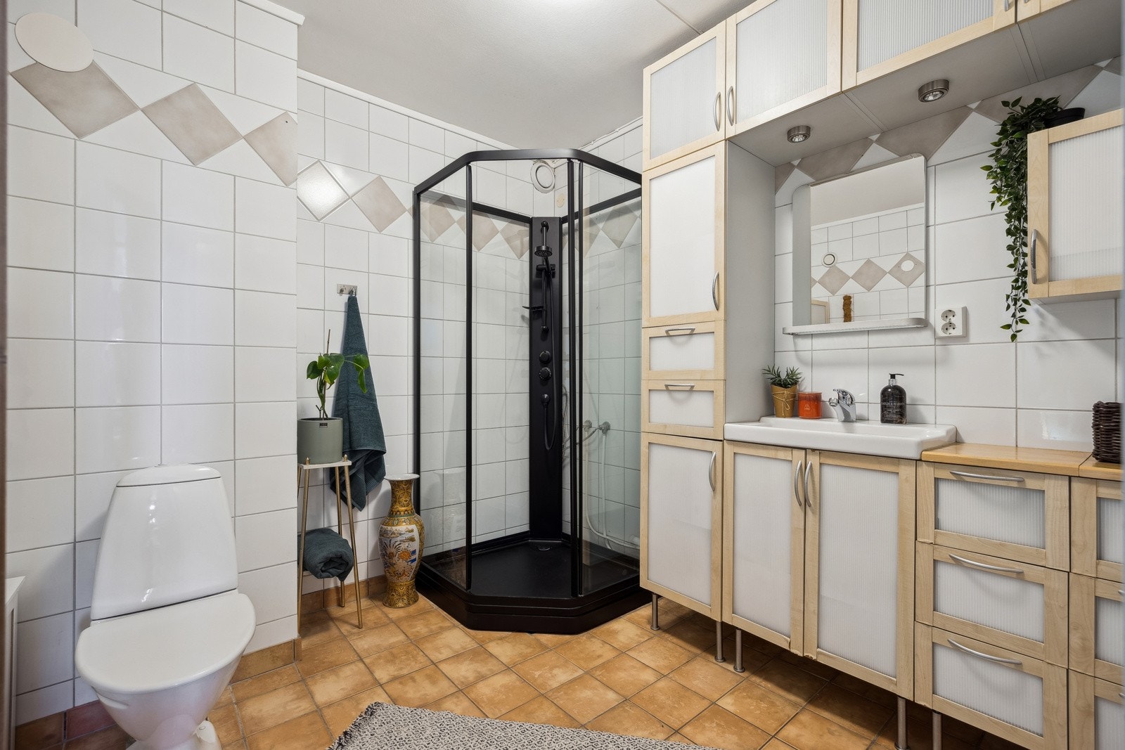 Badet er utstyrt med toalett, servantinnredning og dusjkabinett fra 2024. Galleribilde