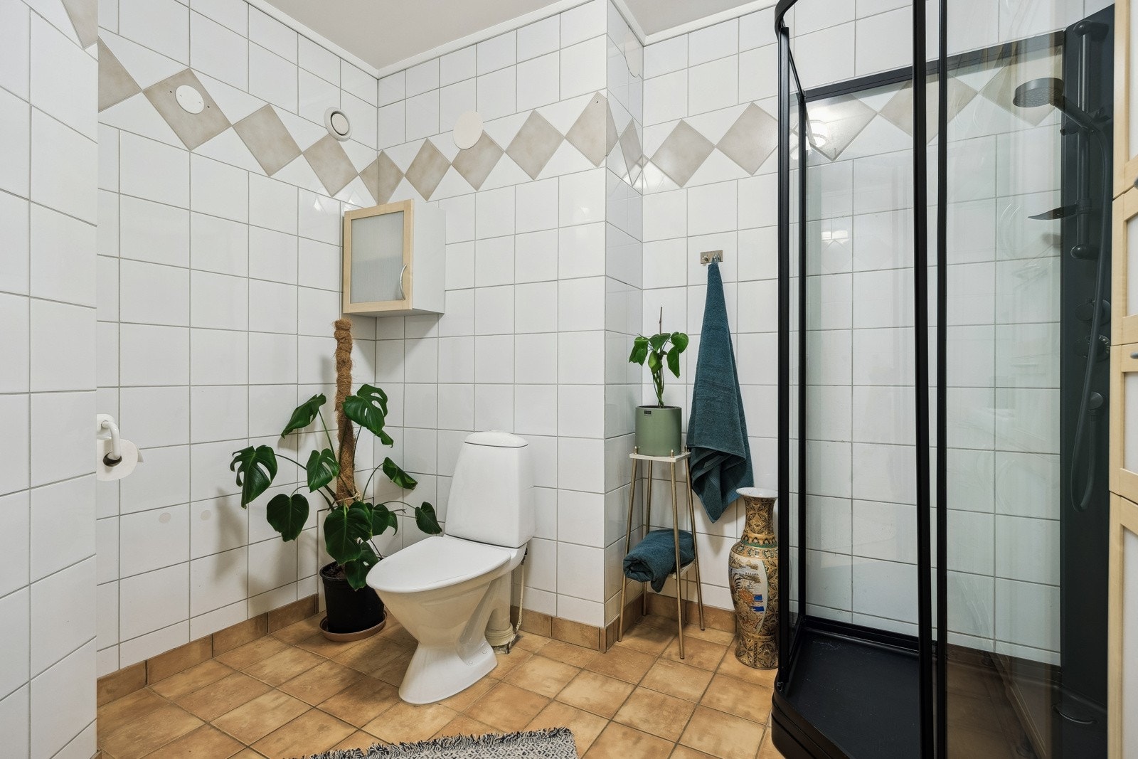 Baderom oppgradert rundt 2000 (ifølge huseier). Galleribilde