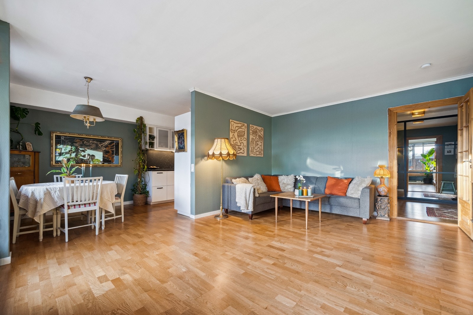 Stuen byr på god møbleringsfrihet. Galleribilde