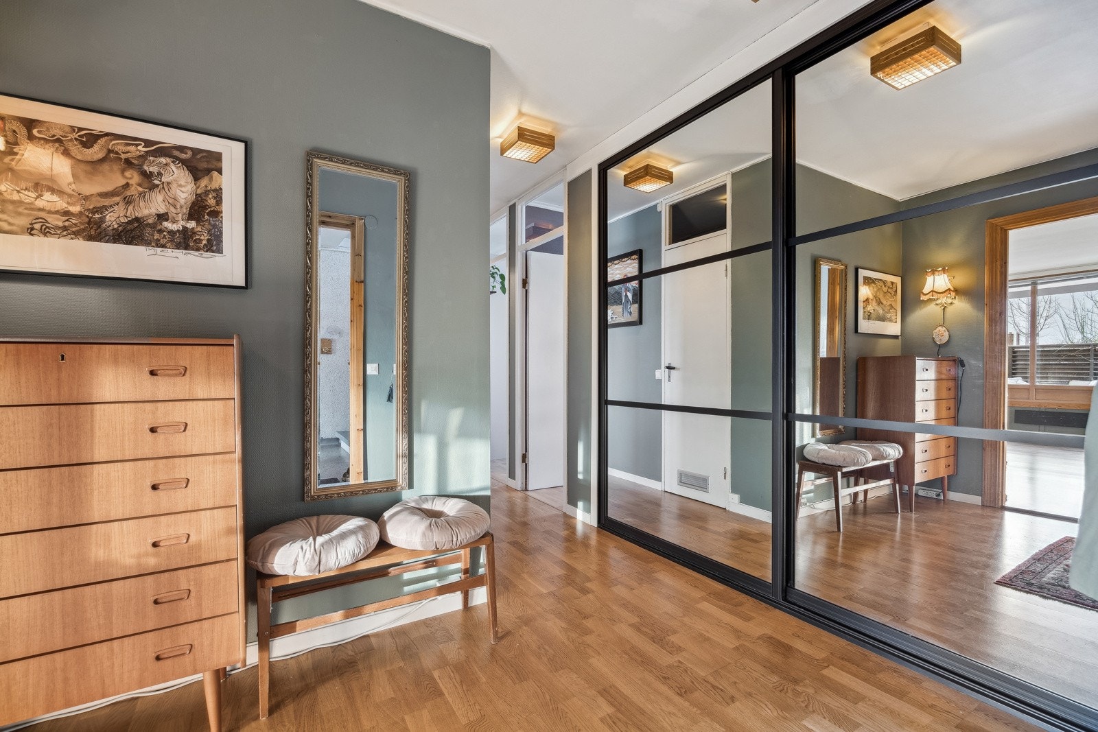 Entréen har en stor skyvedørsgarderobe som byr på gode oppbevaringsmuligheter. Galleribilde