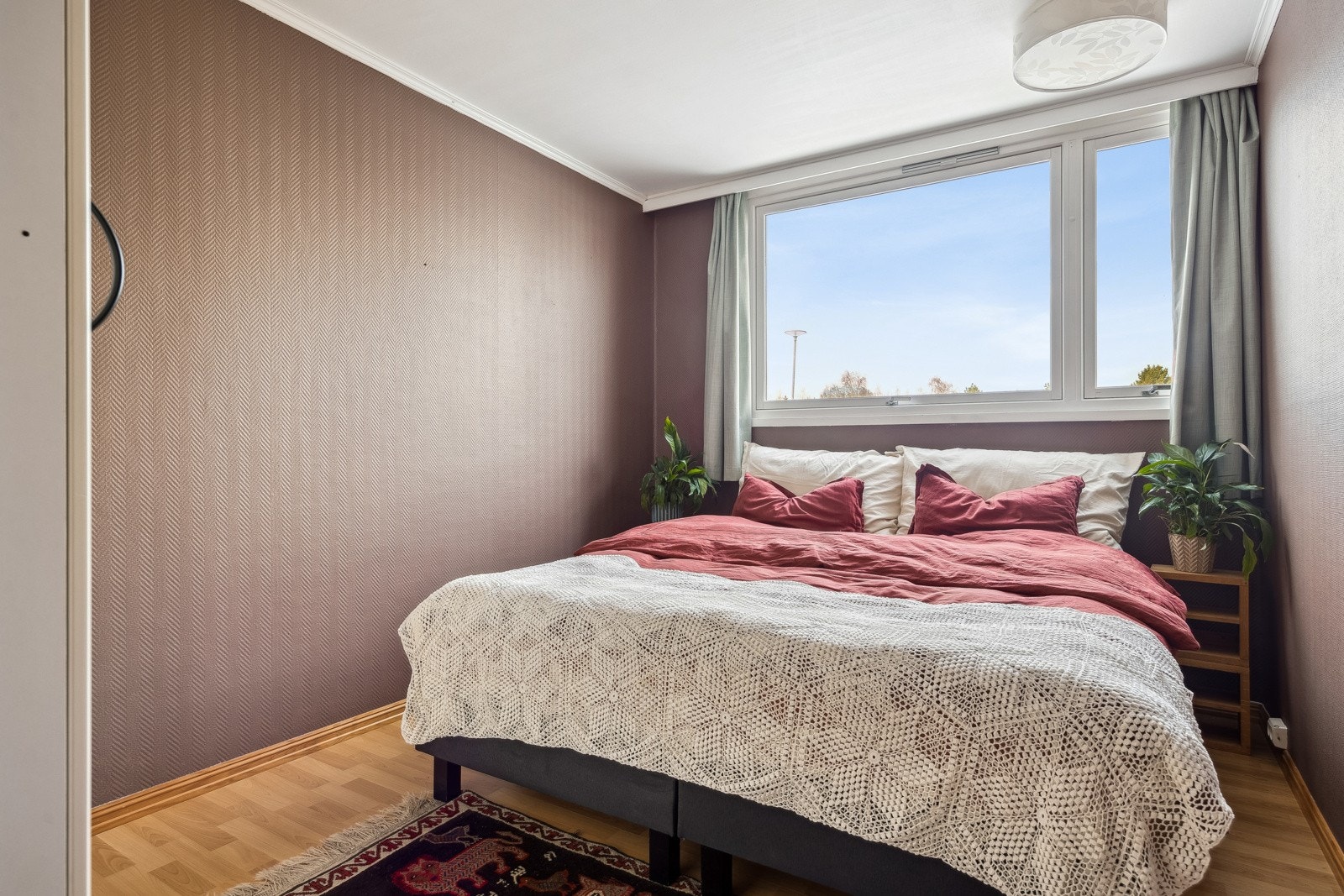 Hovedsoverommet med god plass til dobbeltseng og annet møblement. Galleribilde