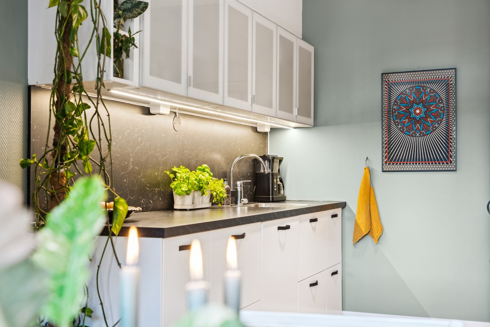 Kjøkkenet holder en god standard og har integrerte hvitevarer. Galleribilde