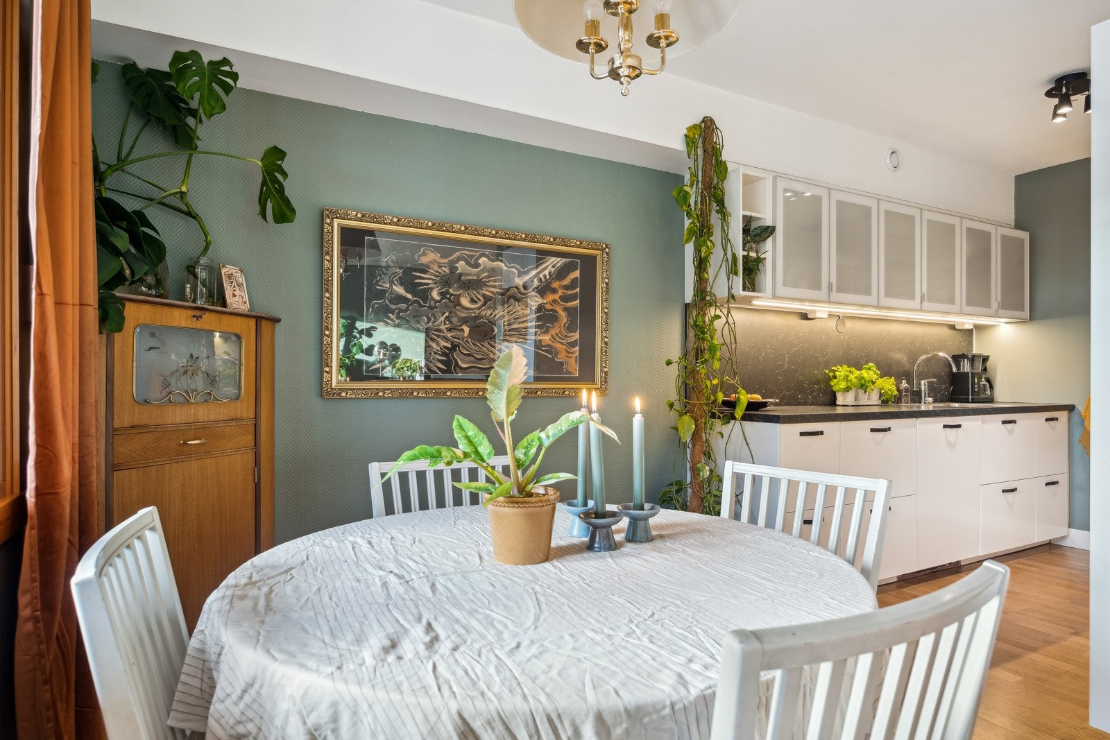 Kjøkkenet ligger delvis tilbaketrukket fra stuen. Galleribilde