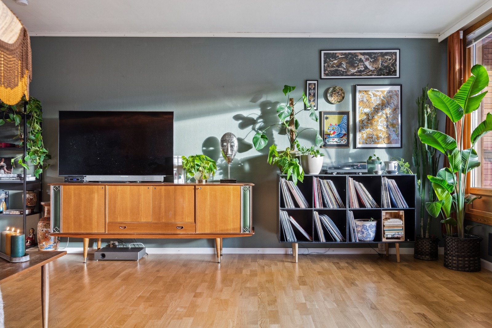 Stuen er malt i moderne farger med gode muligheter for å sette sitt personlig preg på leiligheten gjennom interiør. Galleribilde