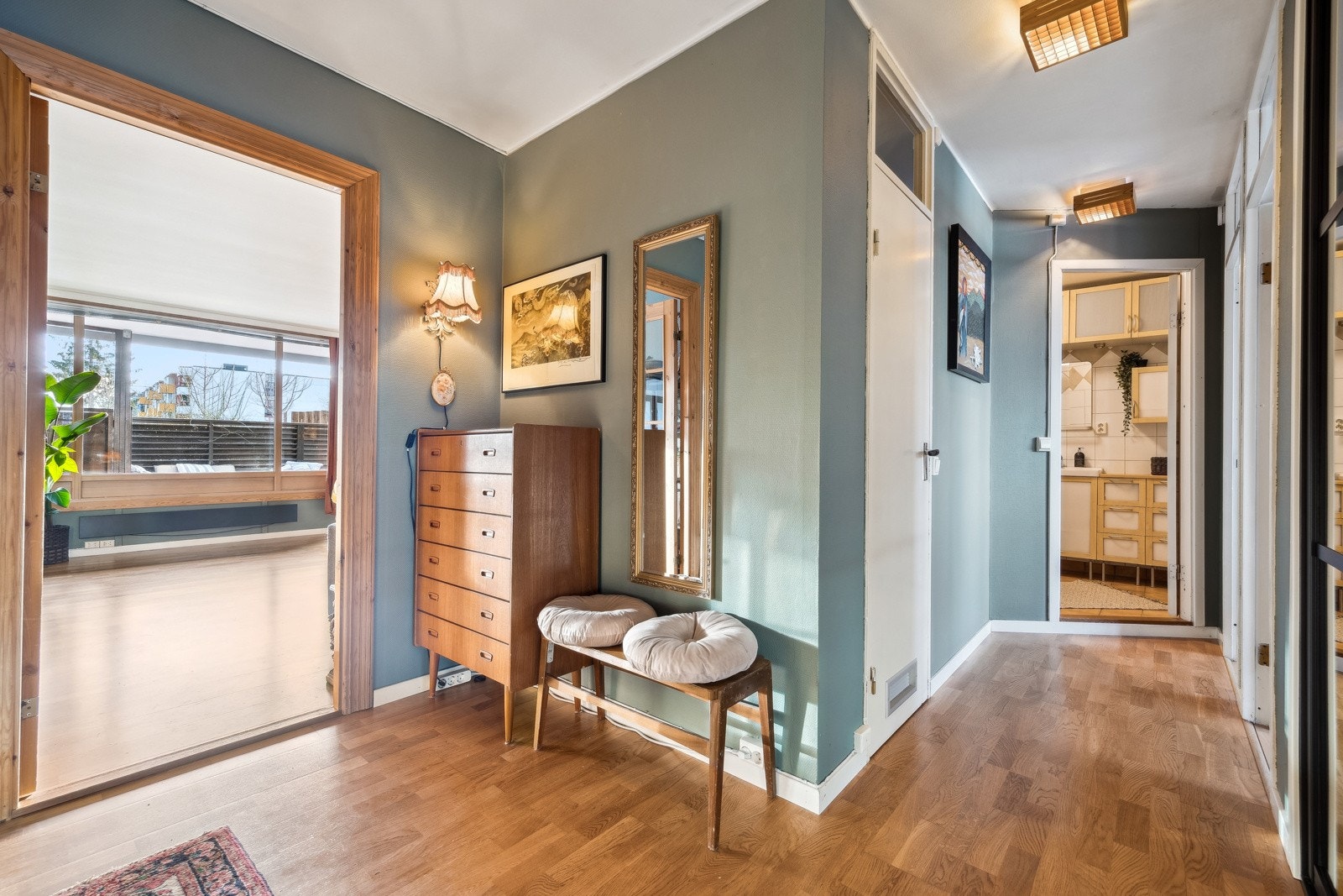 Lys entré med god plass til oppbevaringmuligheter og møblement. Galleribilde