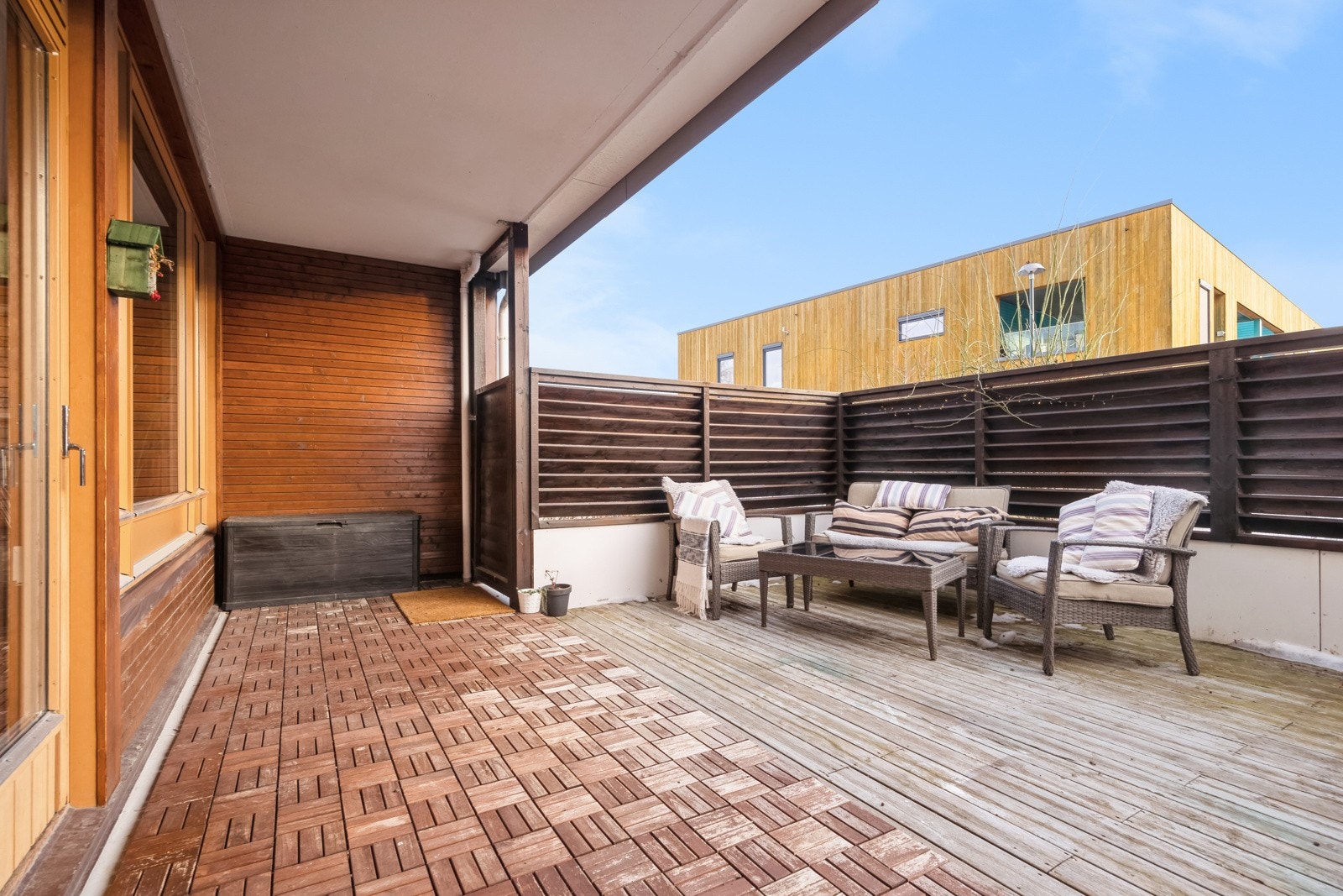 Hyggelig uteplass på terrassen. Galleribilde