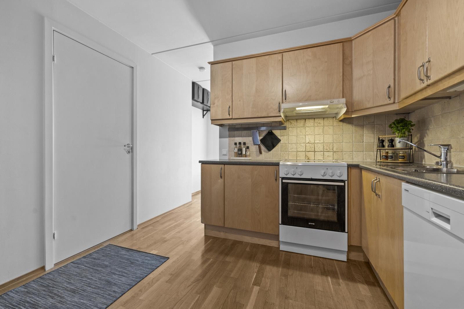 Kjøkkenet er av god størrrelse med plass til spisebord Galleribilde