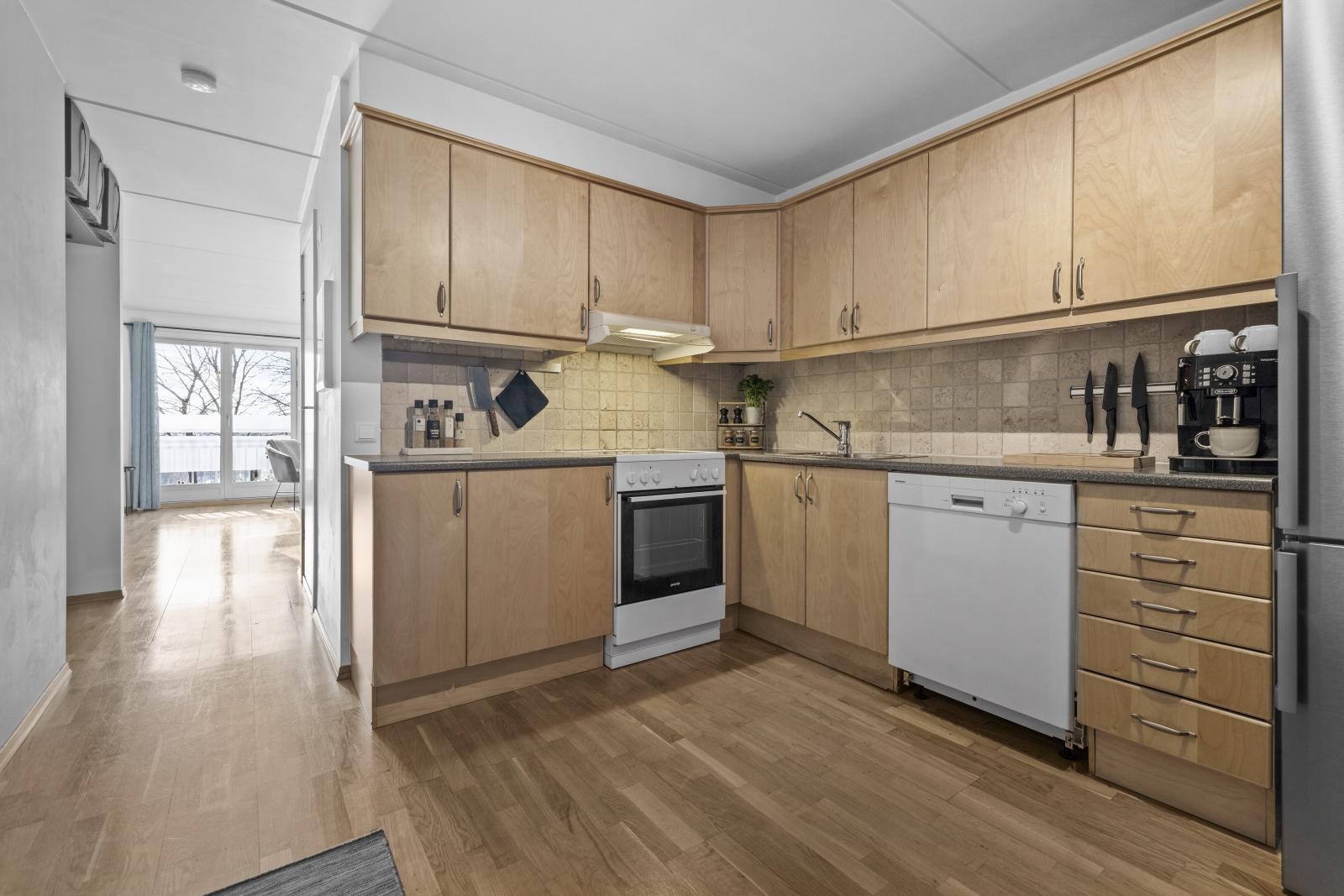 Kjøkken med god benk- og skapplass Galleribilde