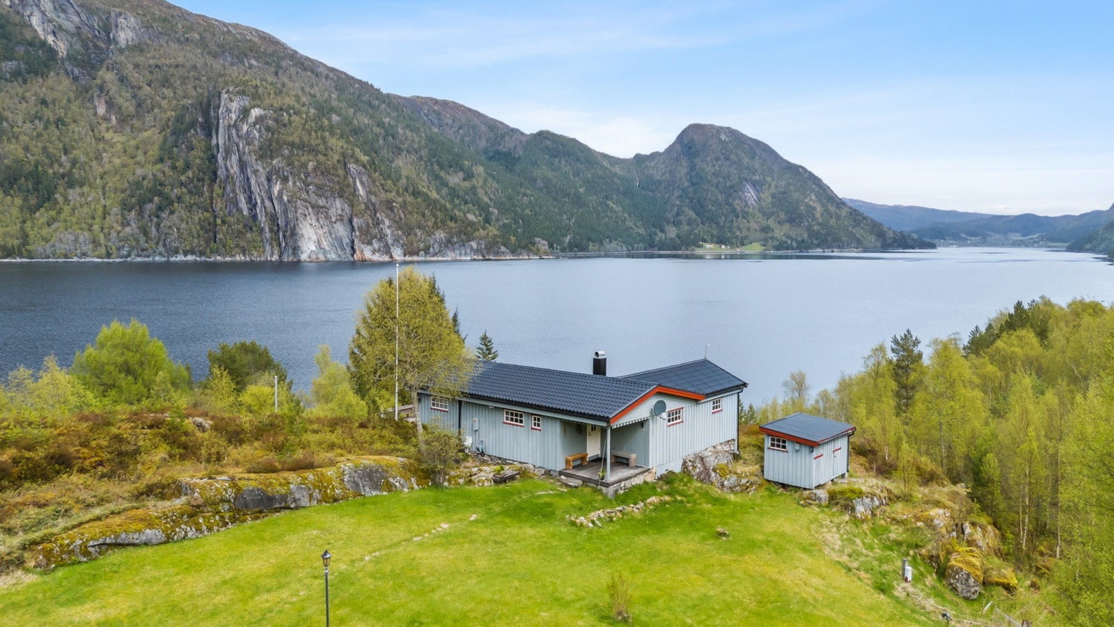 Hytta ligger høyt plassert og har fantastisk utsikt over fjorden og det vakre landskapet rundt om. Galleribilde