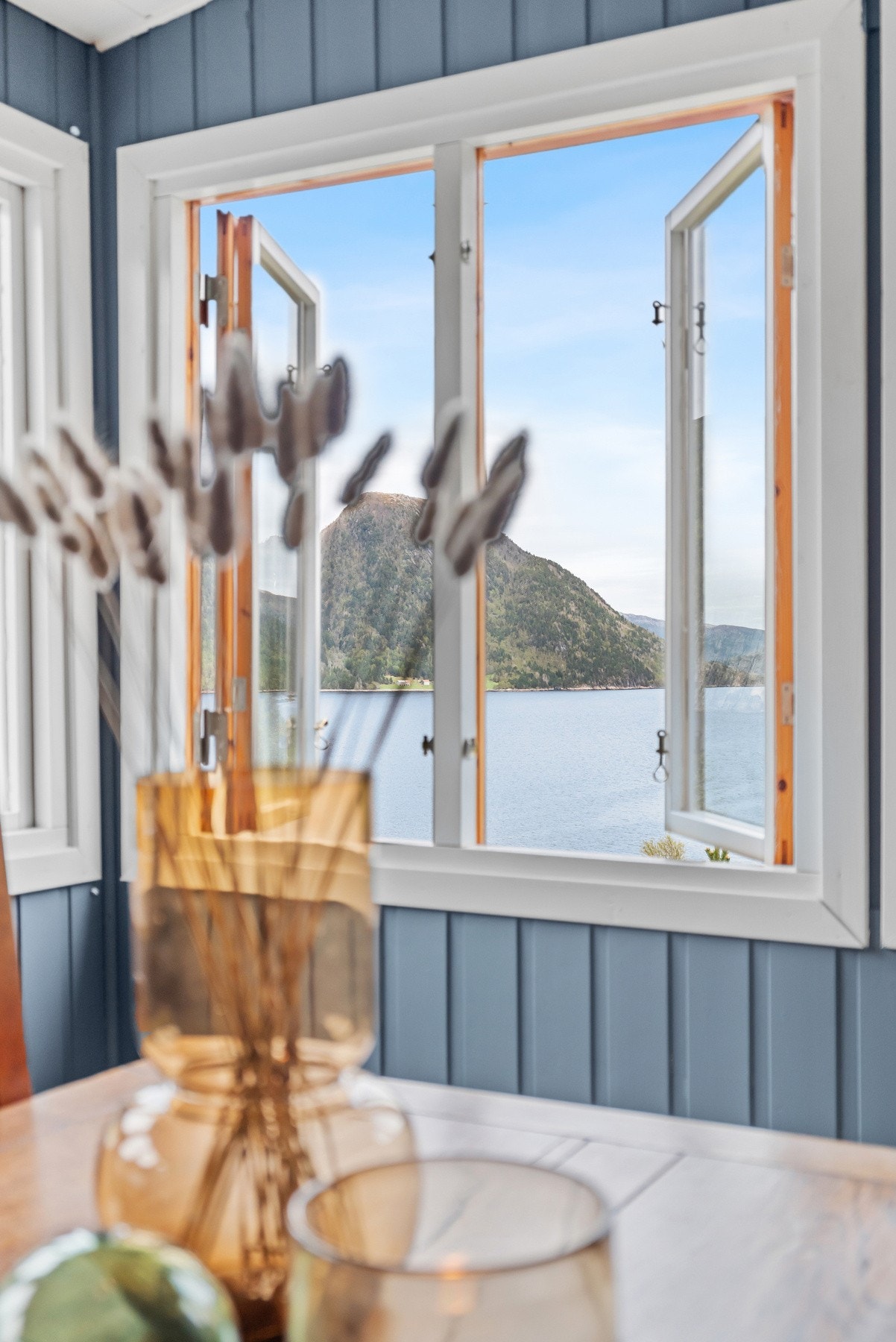 Den innerste delen av stuen er ekstra lun med både varmepumpe og hygge fra peisovn. Galleribilde