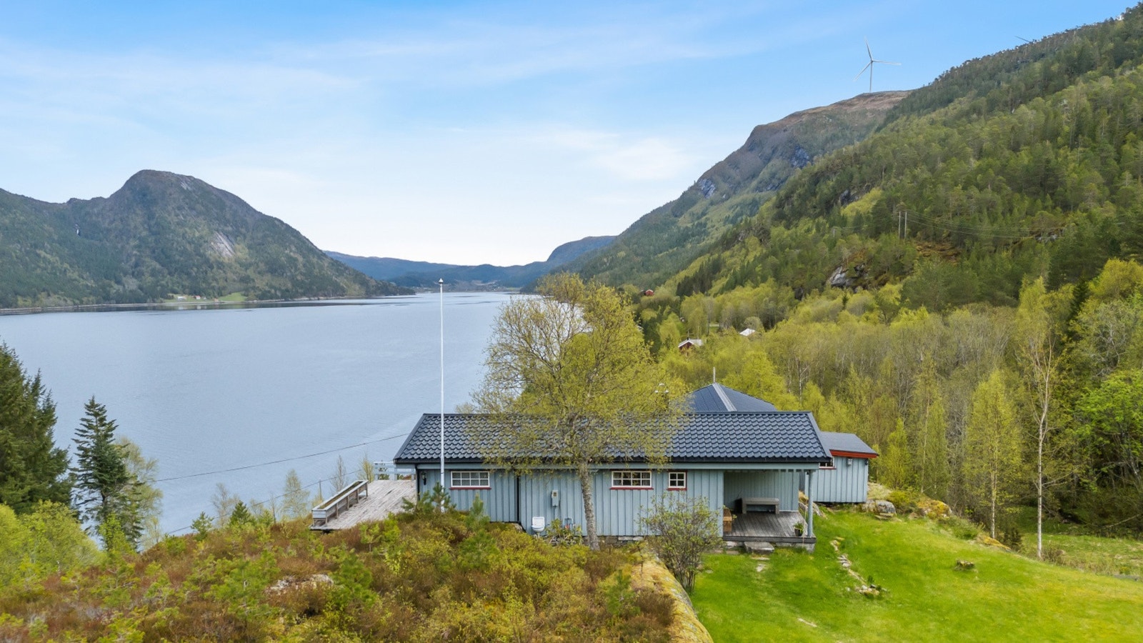 Hytta ligger høyt plassert, men under 100 meter i luftlinje fra fjorden. Galleribilde