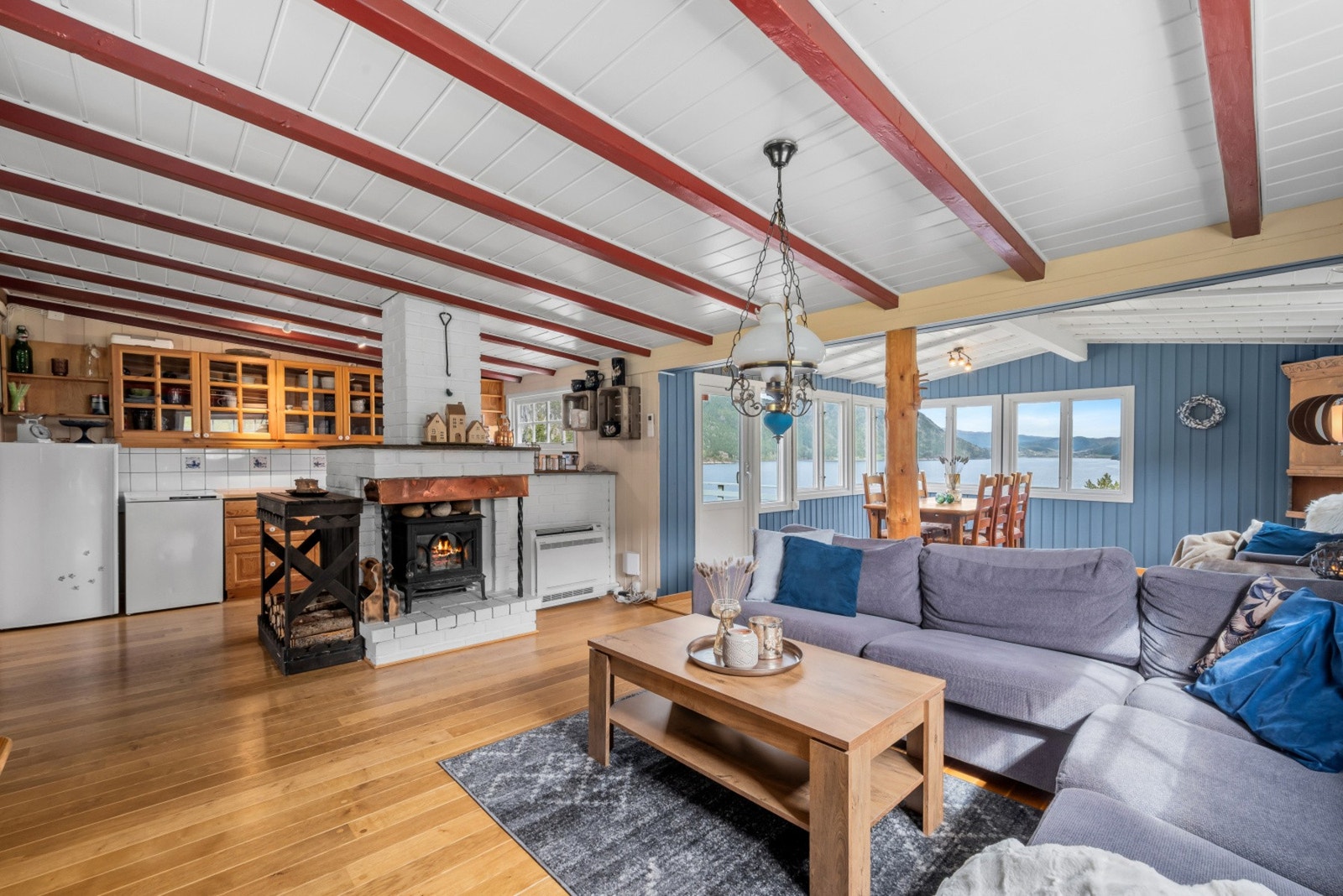 Rommet lar seg enkelt møblere med en romslig sofagruppe og spisestue i hver sin sone. Galleribilde