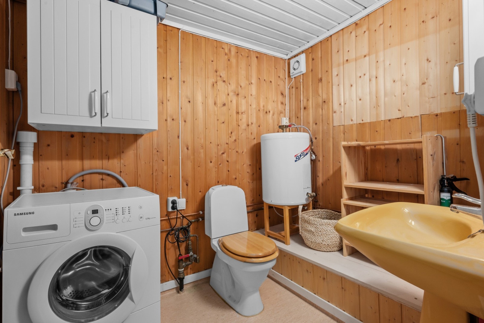 Toalettrommet er utstyrt med veggskap, servant og toalett, samt opplegg for vaskemaskin. Galleribilde