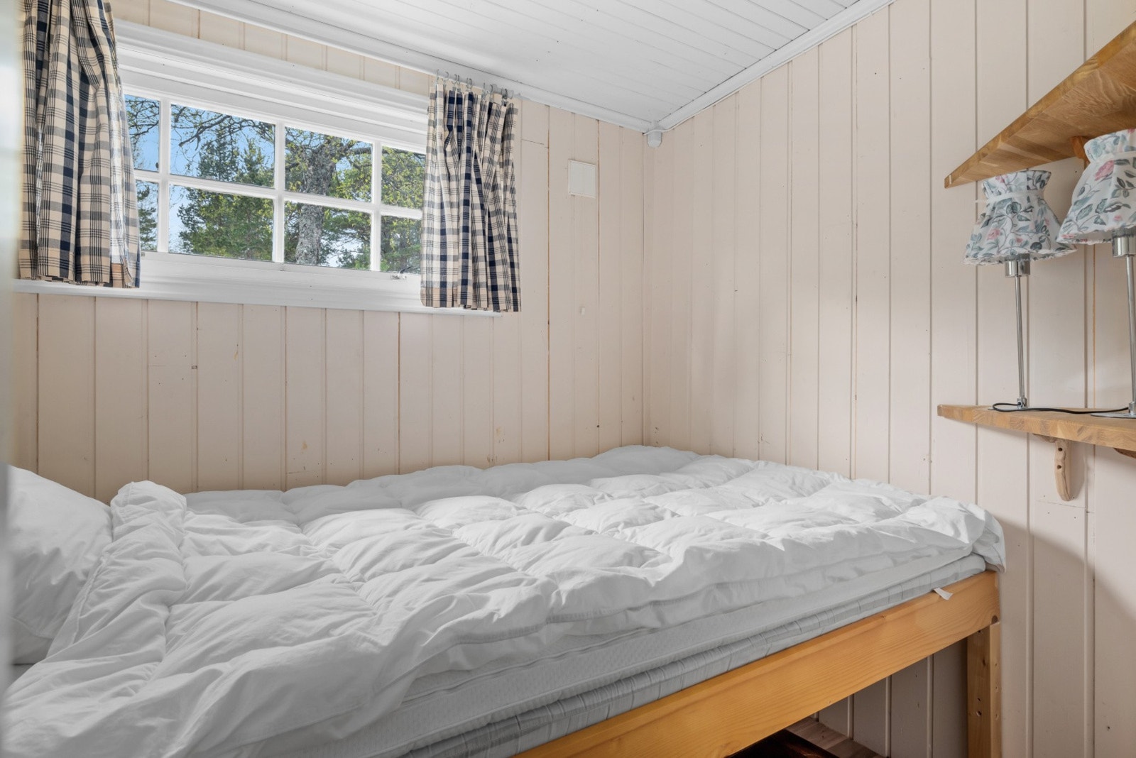 To av soverommene har laminatgulv og alle har malte vegg- og takflater i panel. Galleribilde