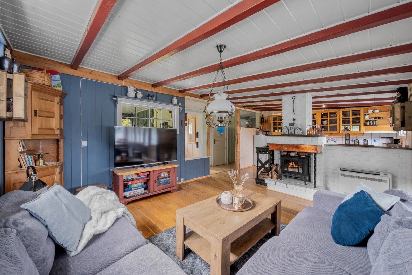 Peisovnen er plassert i en murt peis som gir en flott ramme og fungerer som romdeler mot kjøkkenet. Galleribilde