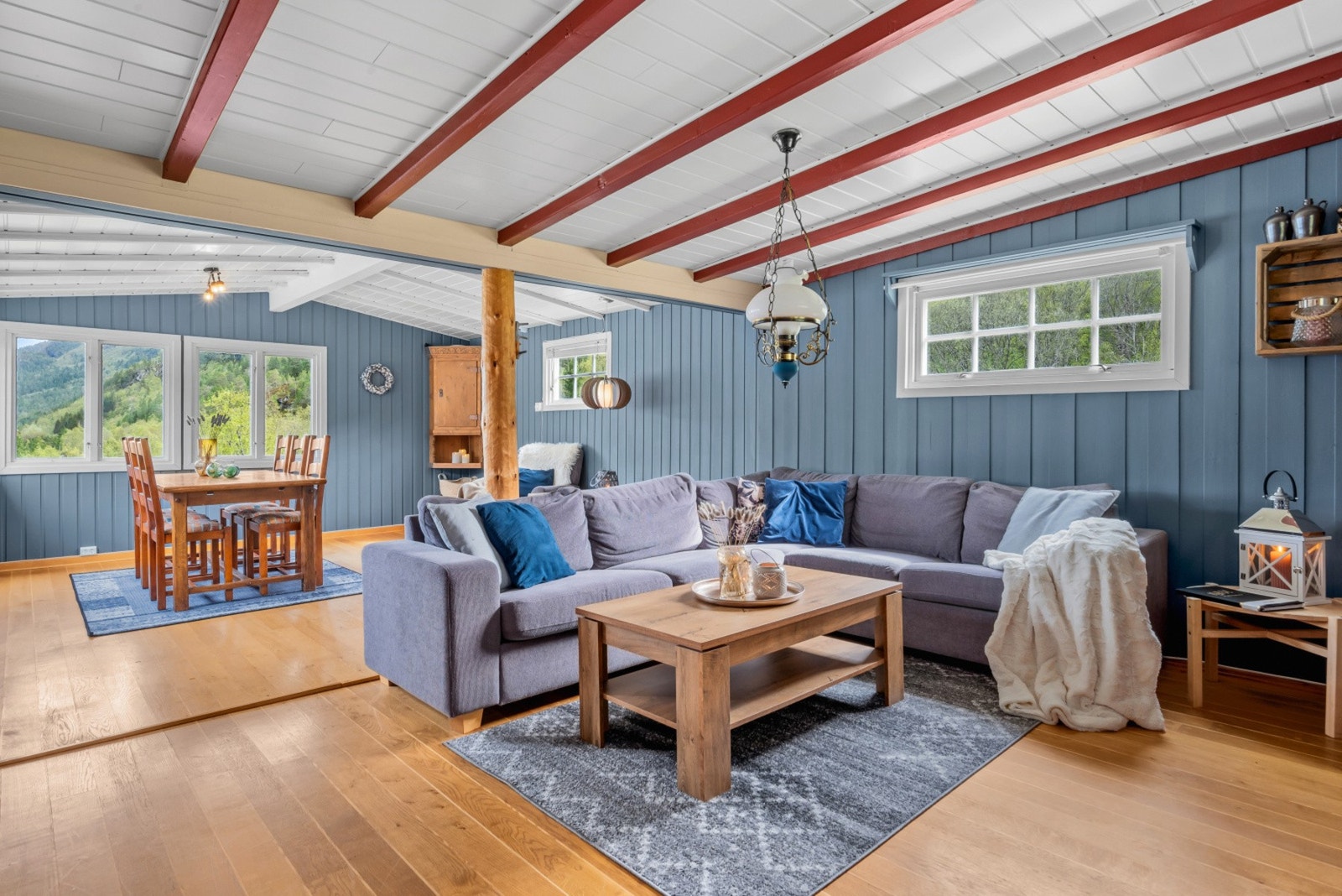 Stuen er delt i to soner, en lun indre del og en ekstra luftig ytre del med nydelig fjordutsikt. Galleribilde