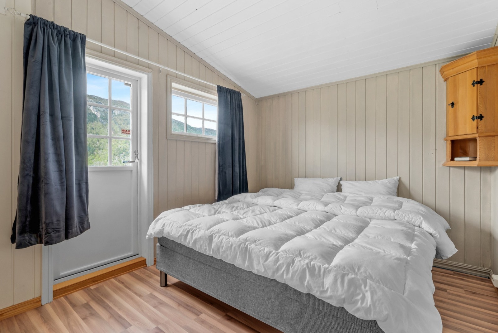 Hytta har tre gode soverom, det største med skråtak, garderobeskap og utgang til terrassen. Galleribilde