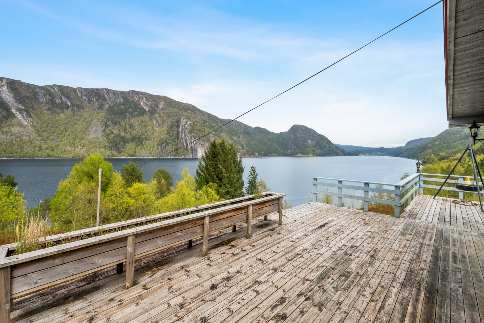 Terrassearealet utenfor hytta er på ca. 68 kvm totalt, og gir plass til flere komfortable møbler. Galleribilde