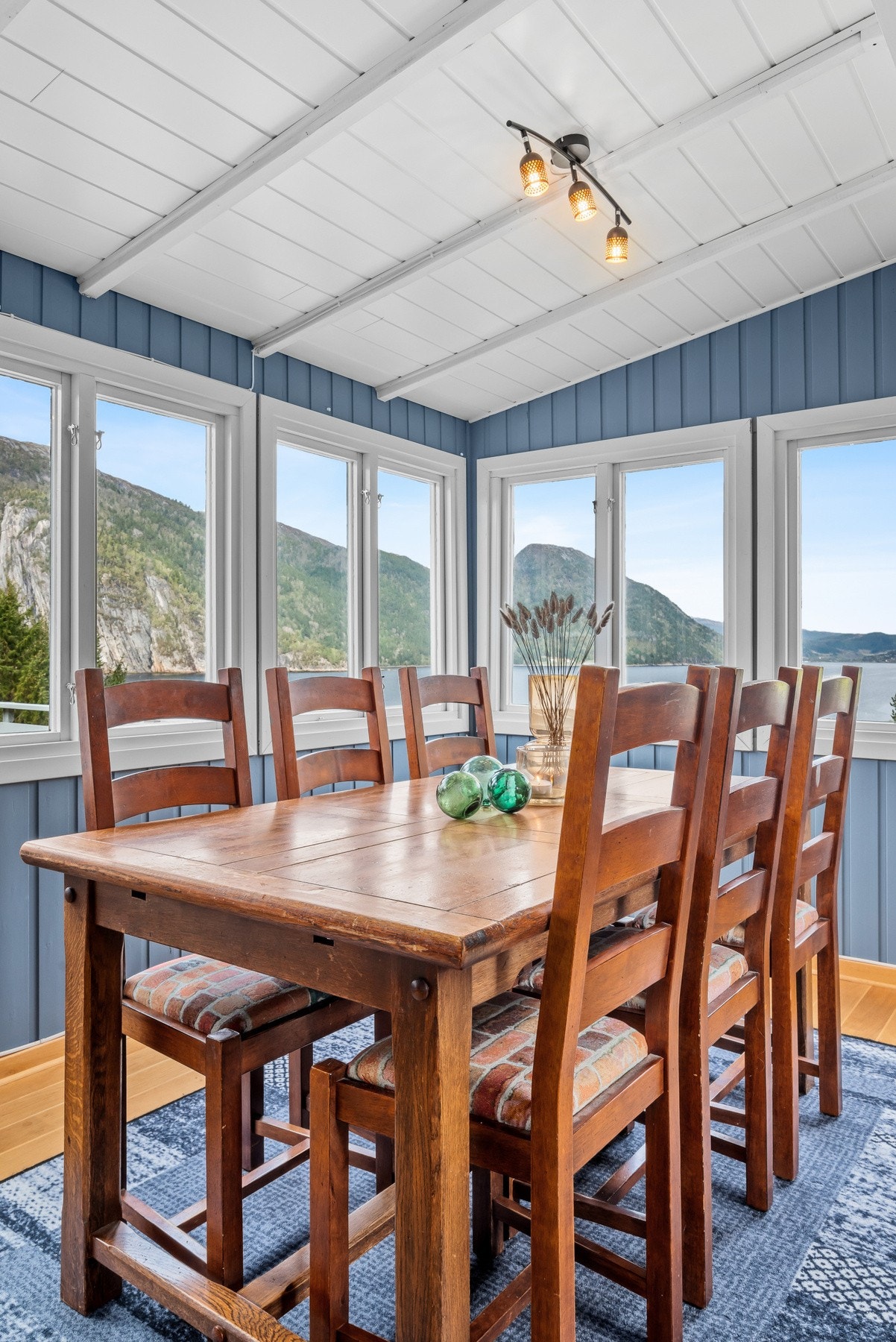 Vindusrekken på hjørnet av rommet ivaretar utsikten, og herfra er det også utgang til den store terrassen. Galleribilde