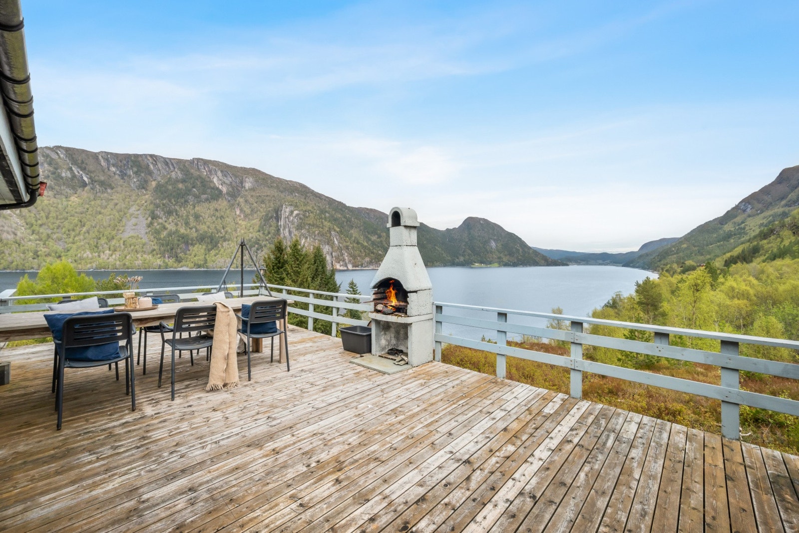 På terrassen er det murt opp en utepeis, perfekt til kos og grilling. Galleribilde