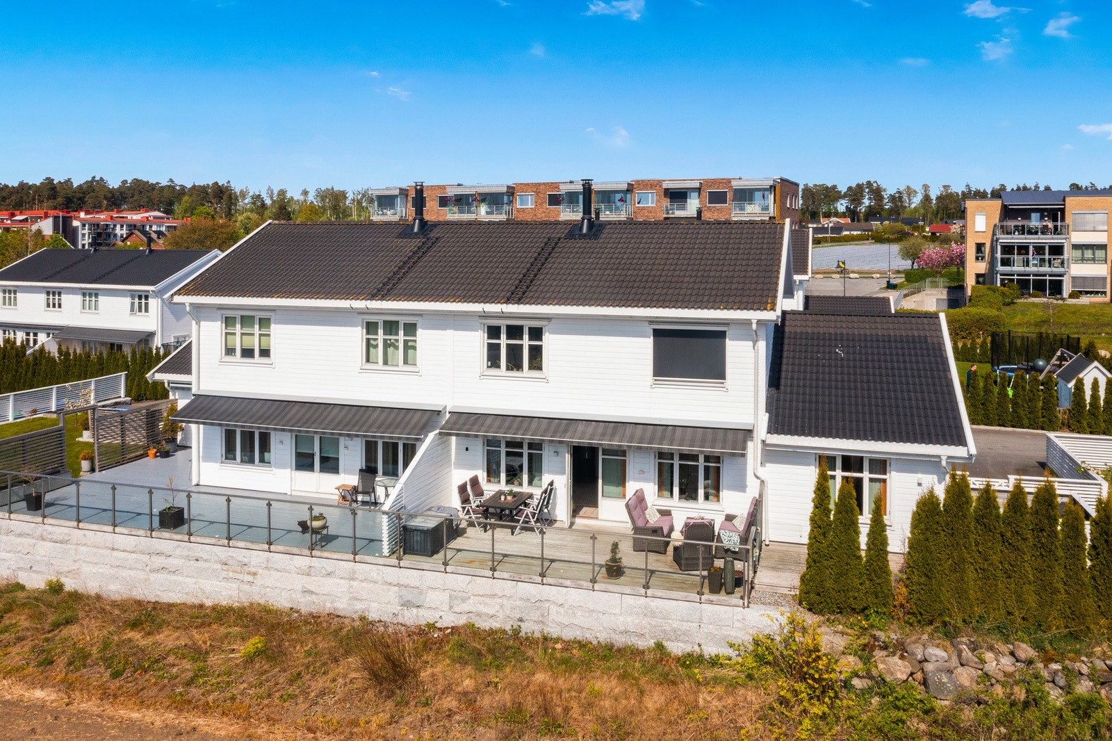 Boligen byr på romslige arealer, gjennomgående god standard og en fin beliggenhet med utsikt over friarealer. Galleribilde