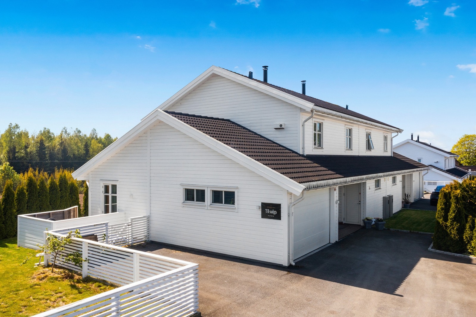 Boligen ligger i et rolig og barnevennlig område, i en stille vei, men likevel med gangavstand til alle nødvendige fasiliteter. Galleribilde