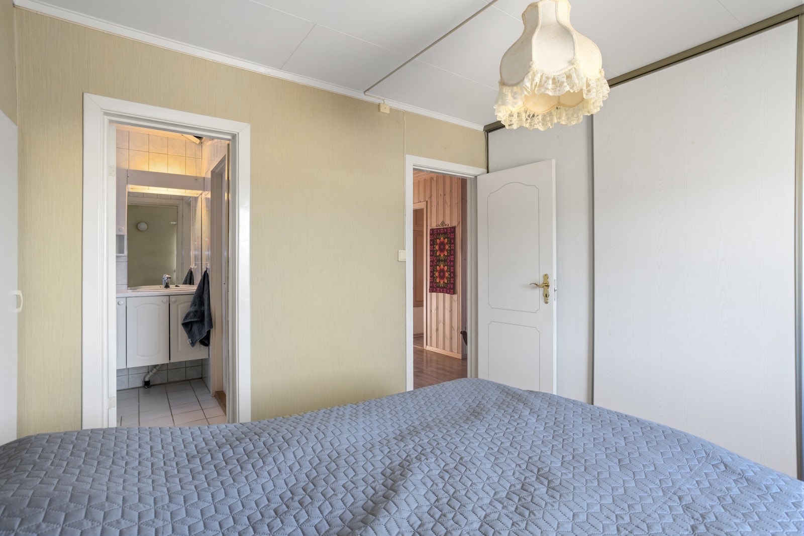 Fra soverommet har man tilgang til bad. Galleribilde