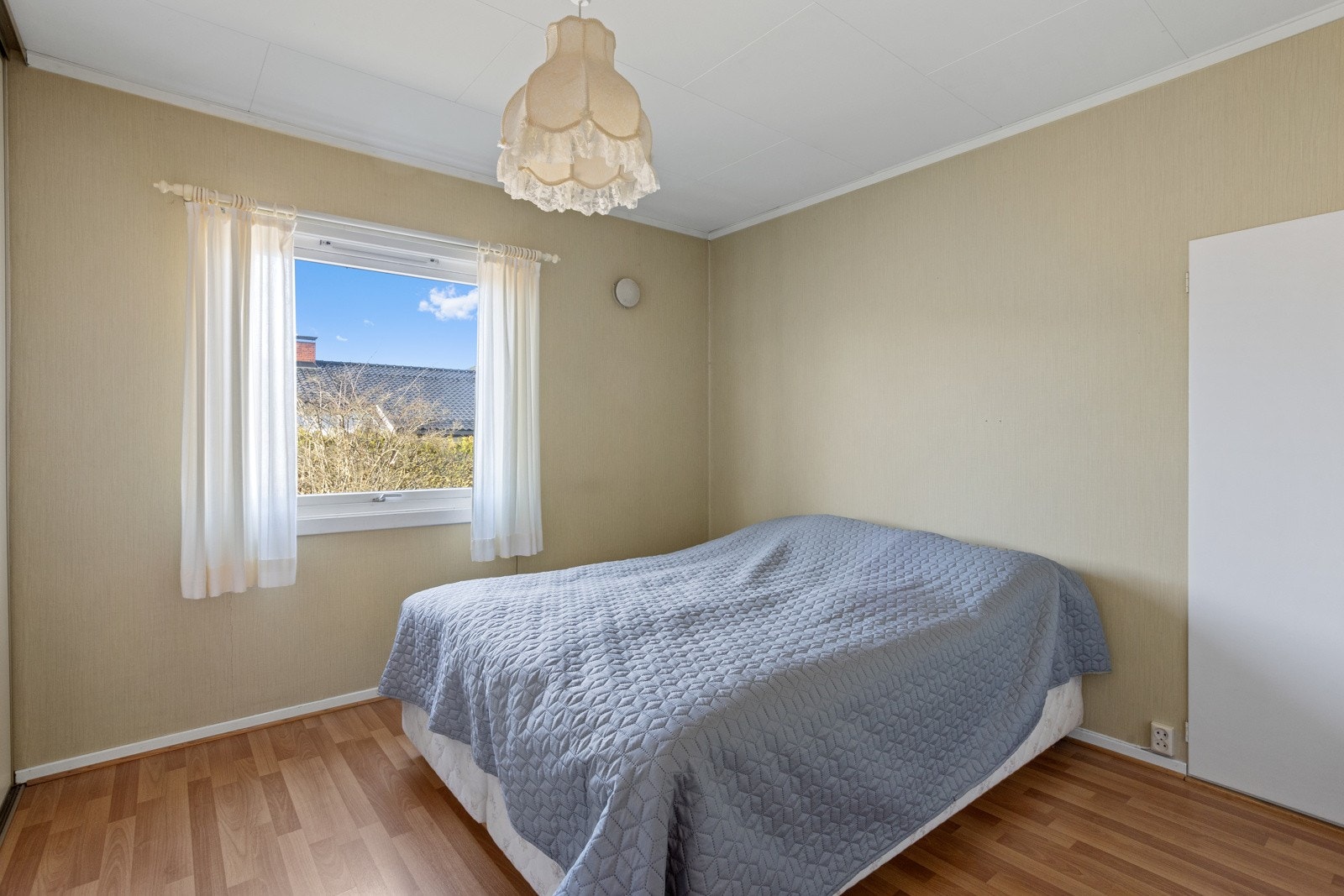 På hovedsoverommet er det god plass til dobbeltseng. Galleribilde