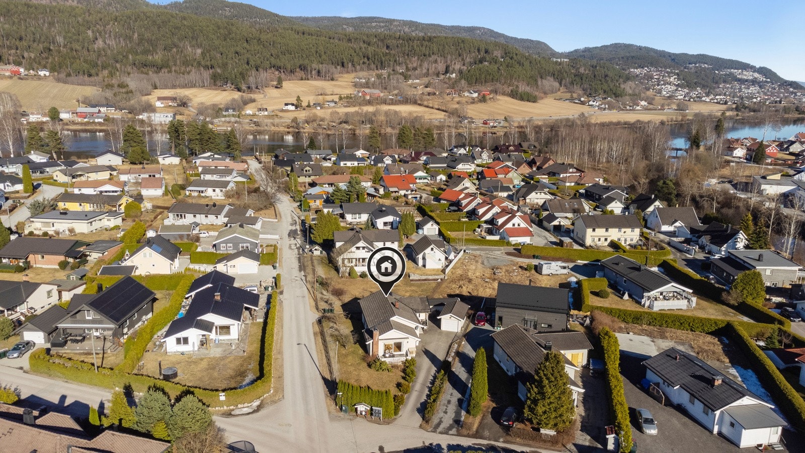 Eiendommen ligger fint til i et etablert boligområde. Galleribilde
