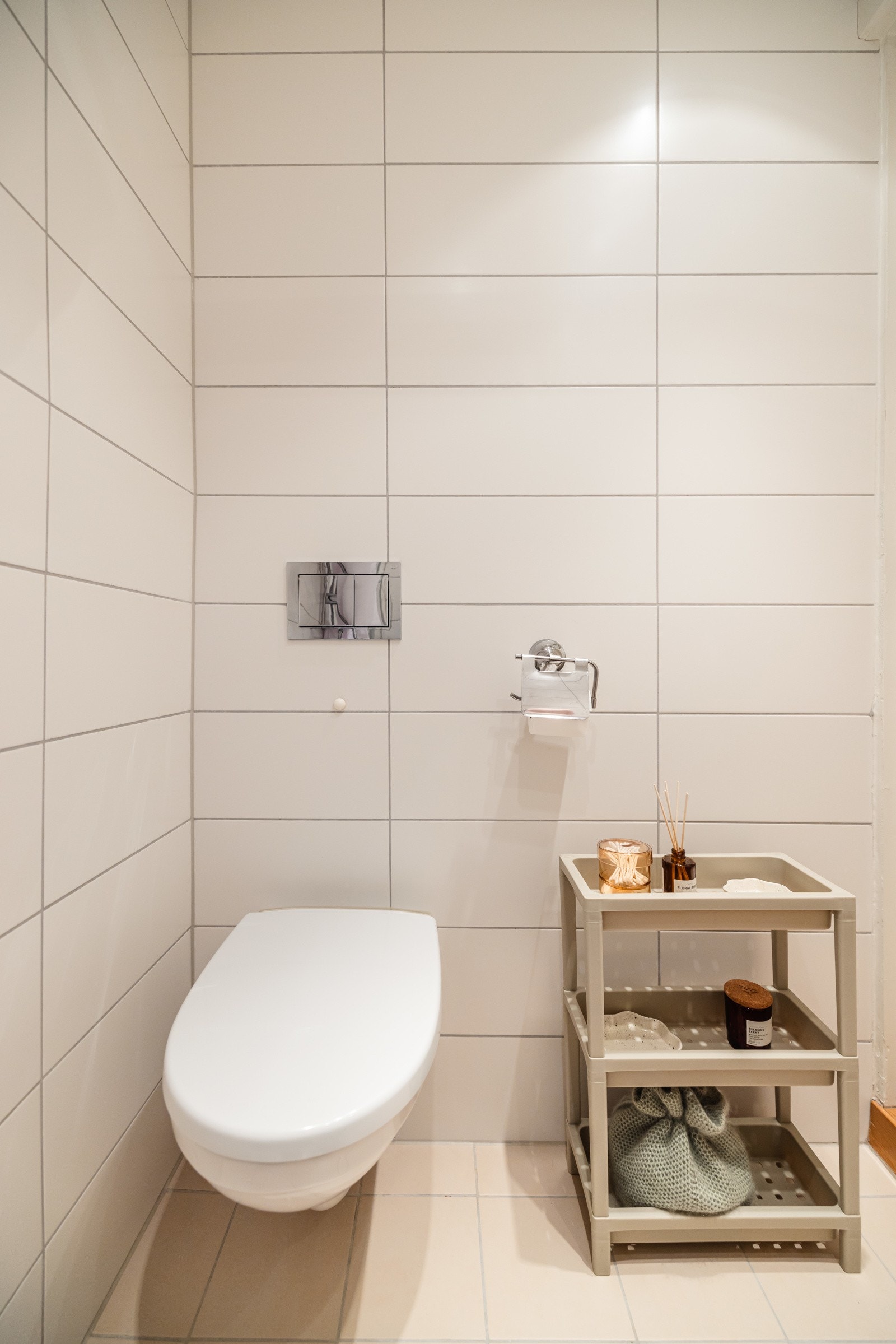 Vegghengt toalett. Galleribilde