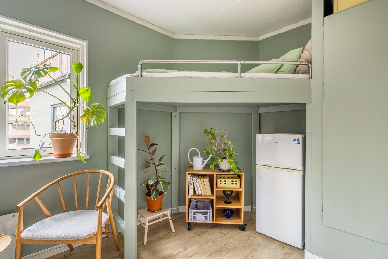 Plassen under sengen benyttes som lagringsplass for ekstra møblement. Galleribilde