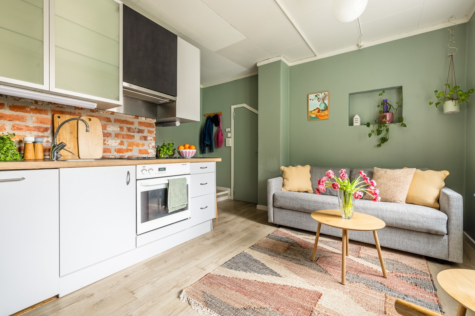 Den åpne løsningen mot kjøkkenet er smart og sosial. Galleribilde